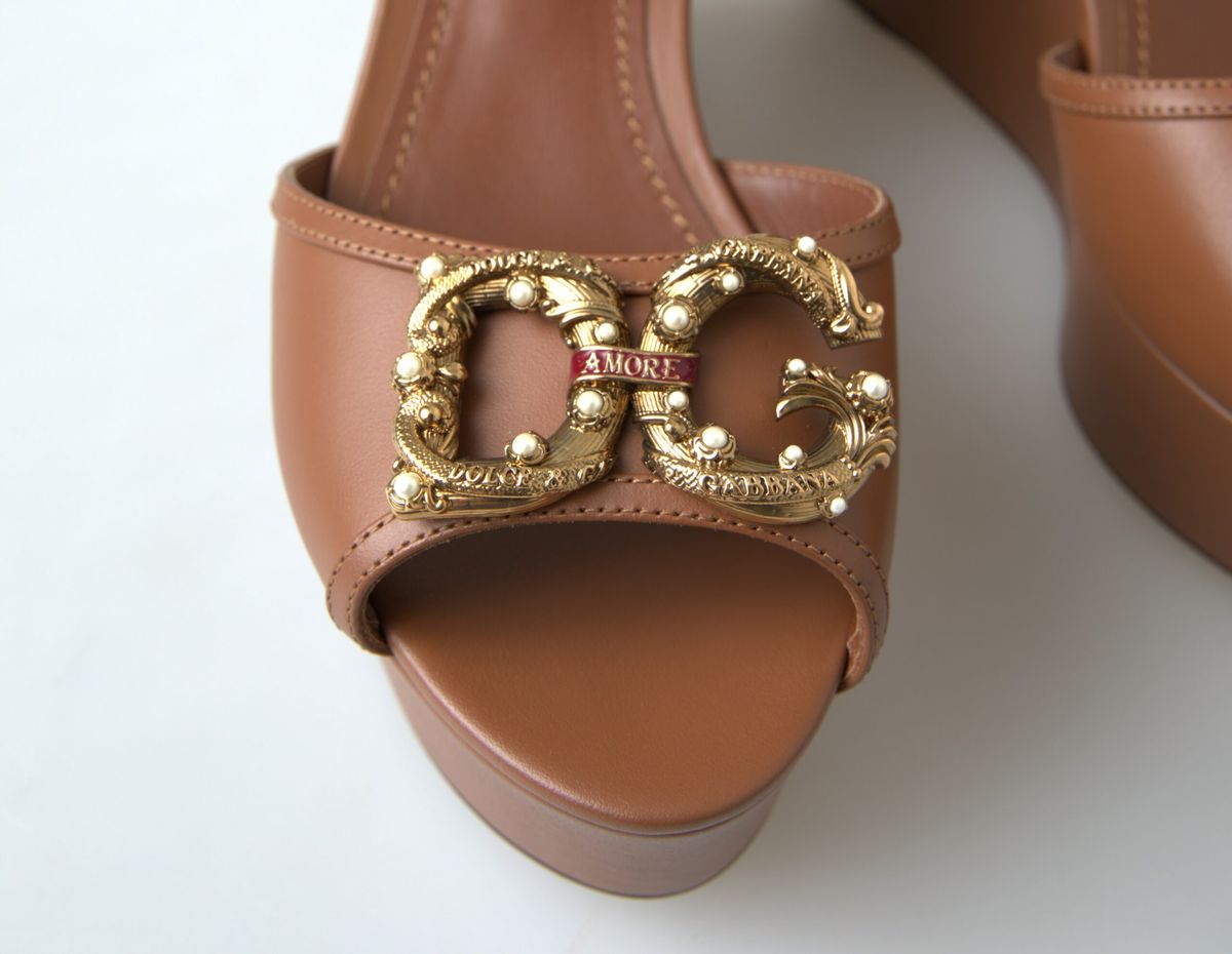 Dolce &amp; Gabbana Chic Chaussures compensées en cuir marron à bride de cheville