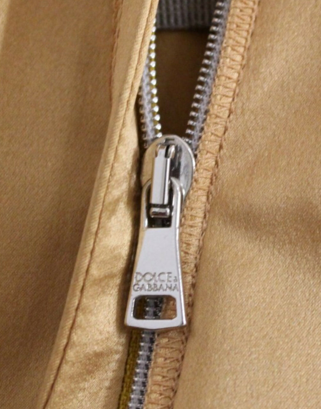 Dolce &amp; Gabbana Elegantes knielanges Etuikleid aus bronzefarbener Seide