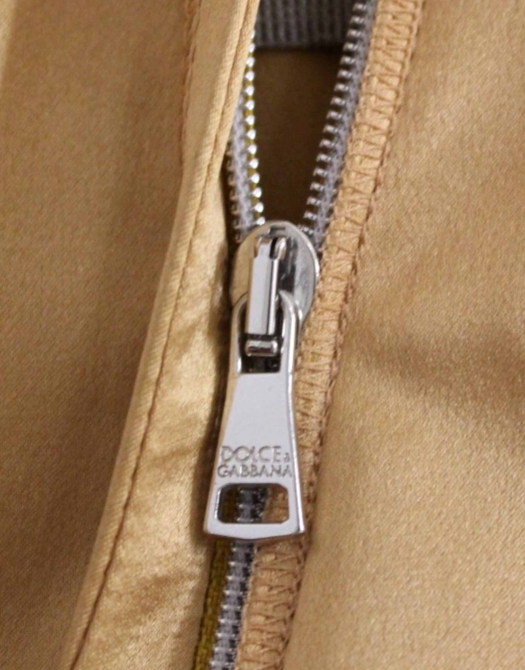 Dolce &amp; Gabbana Elegantes knielanges Etuikleid aus bronzefarbener Seide