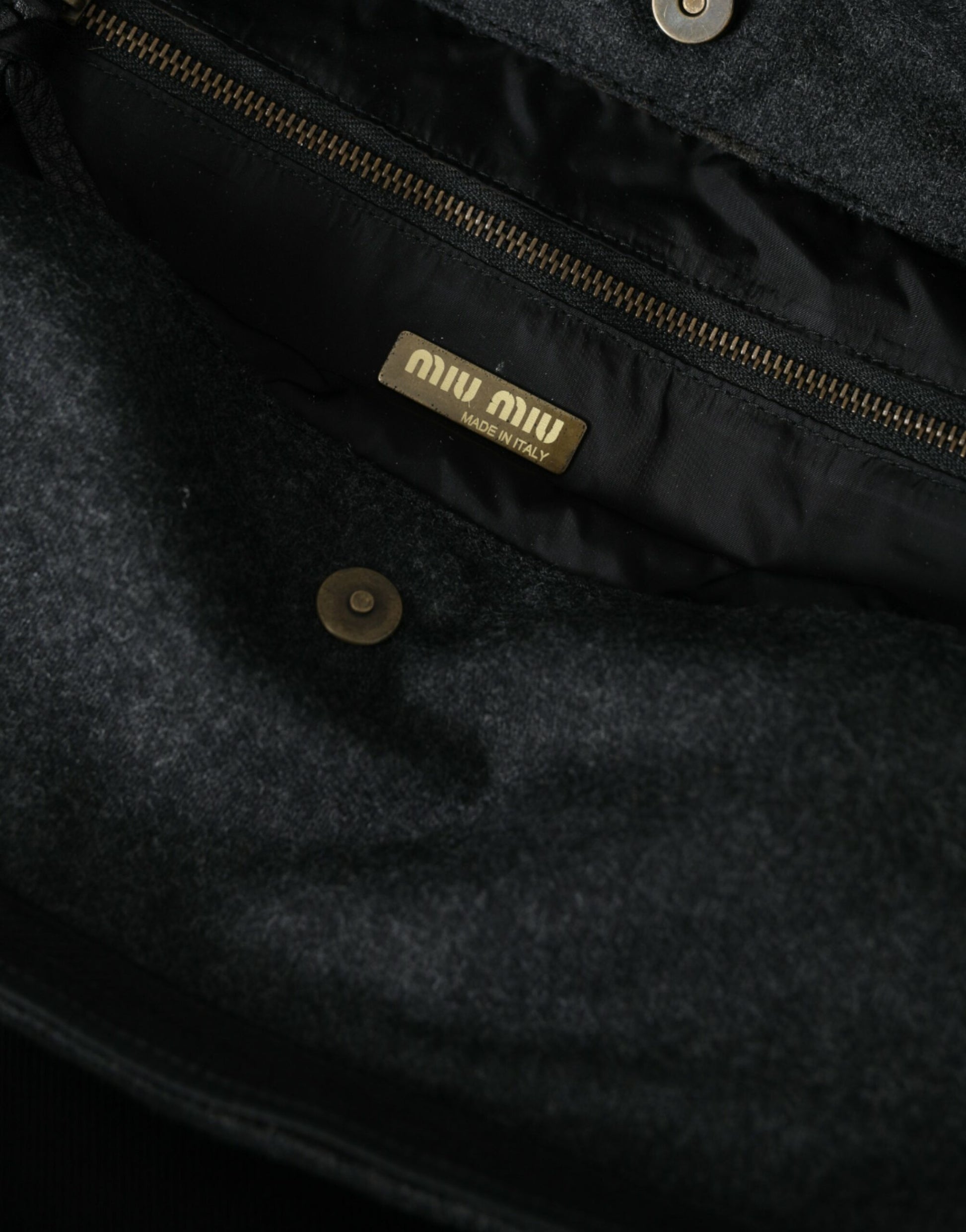 Sac cabas chic en denim noir Miu Miu pour une élégance au quotidien