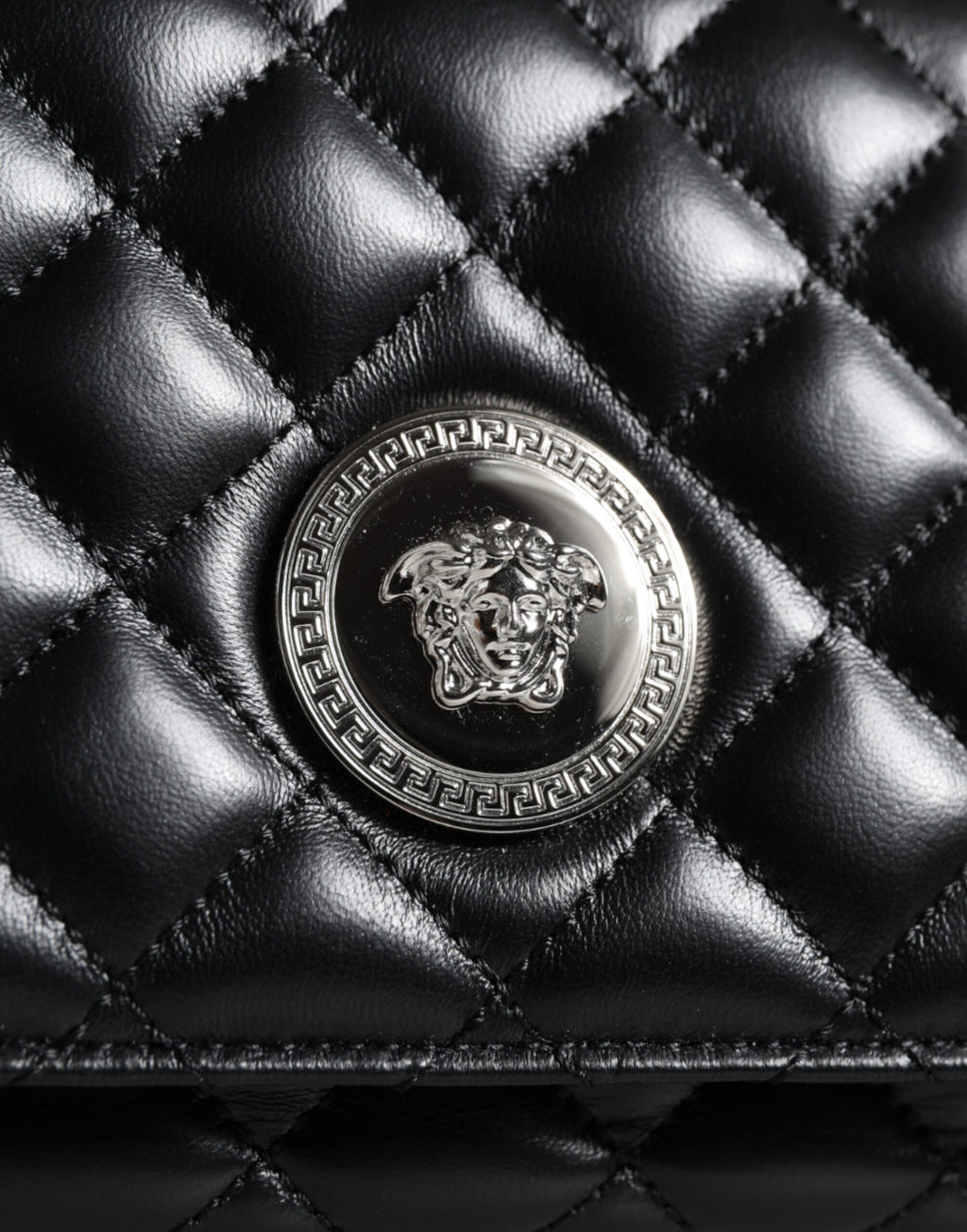 Sac bandoulière Versace en cuir d'agneau matelassé noir
