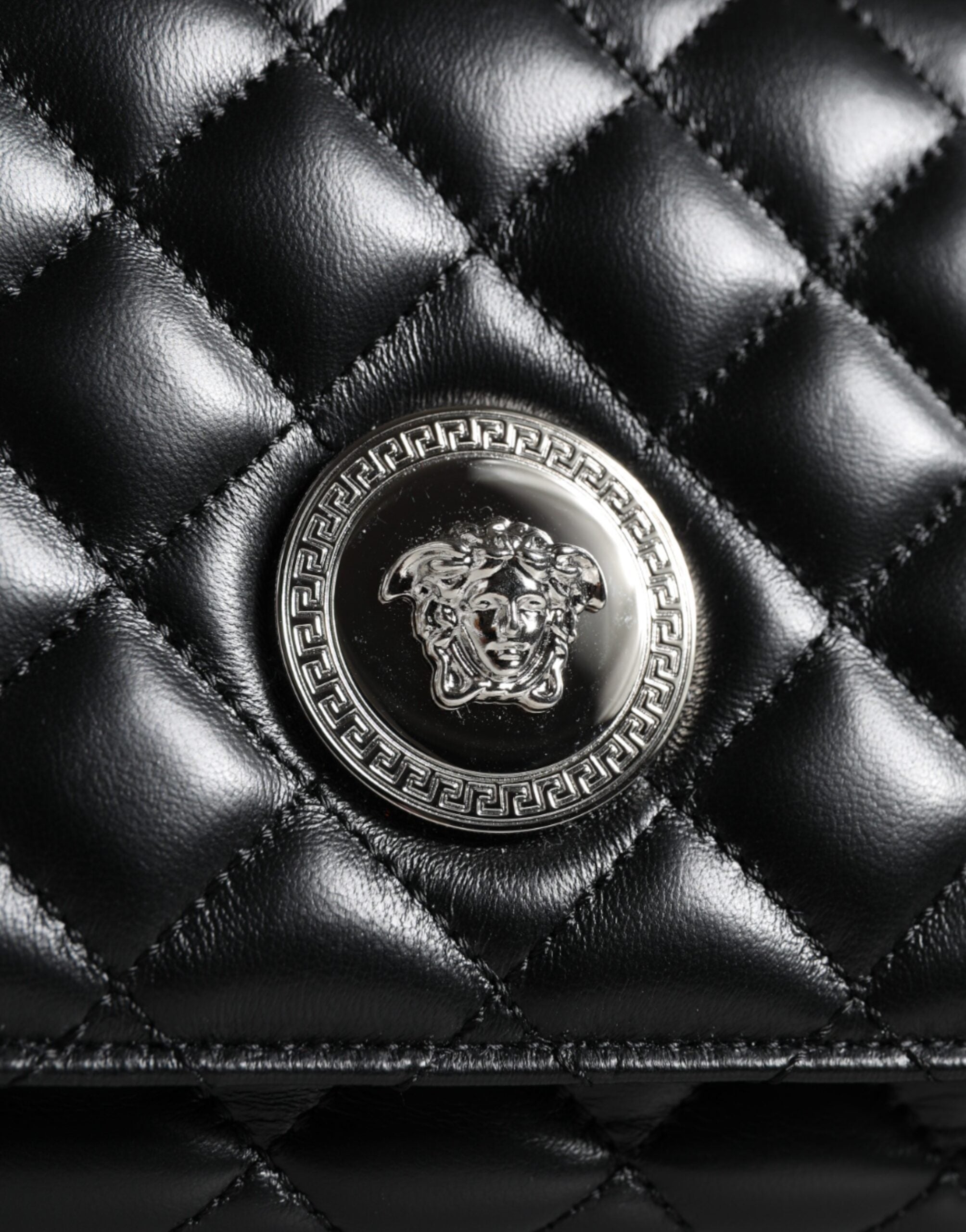Versace – Umhängetasche aus gestepptem Lammleder in Schwarz