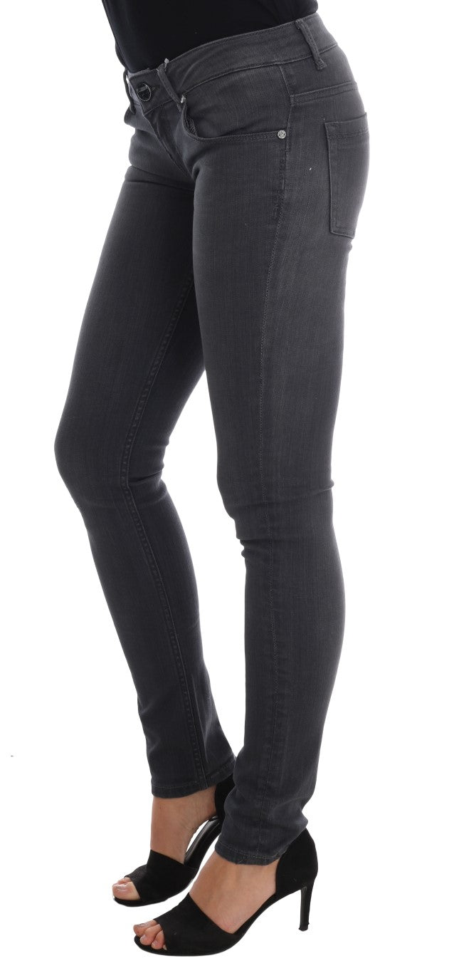 Acht schlanke, graue Designer-Jeans mit schmaler Passform