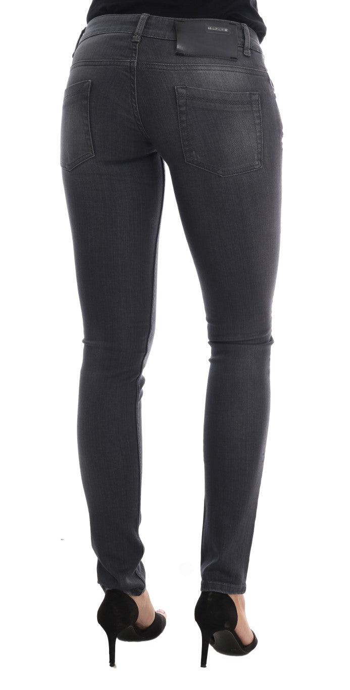 Acht schlanke, graue Designer-Jeans mit schmaler Passform
