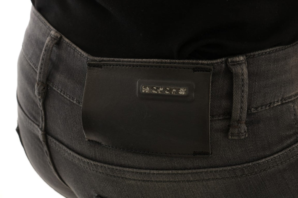 Acht schlanke, graue Designer-Jeans mit schmaler Passform