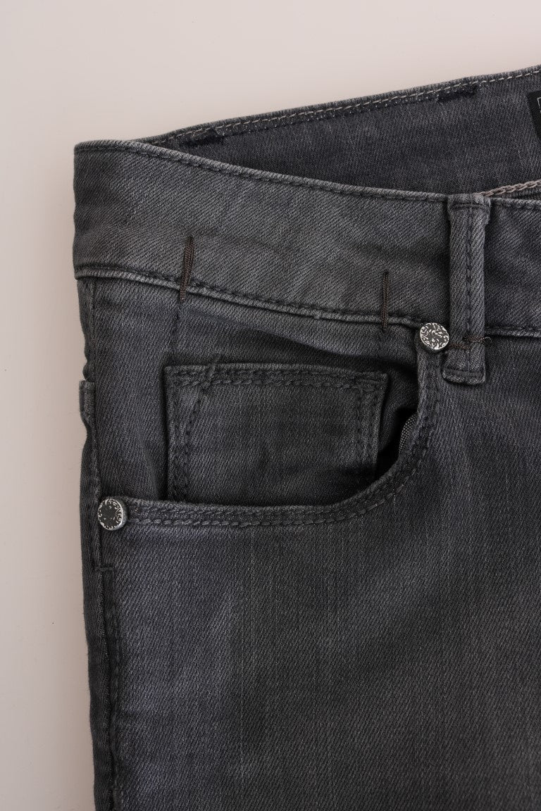 Acht schlanke, graue Designer-Jeans mit schmaler Passform