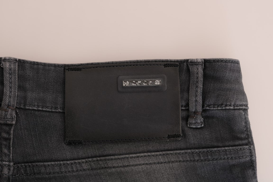 Acht schlanke, graue Designer-Jeans mit schmaler Passform