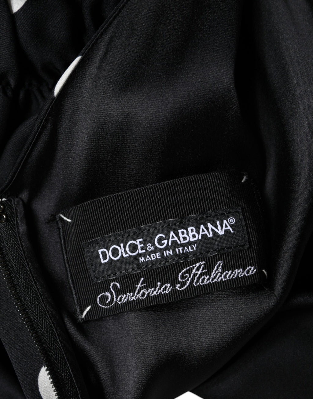 Robe mi-longue à pois et col en V en soie noire Dolce &amp; Gabbana