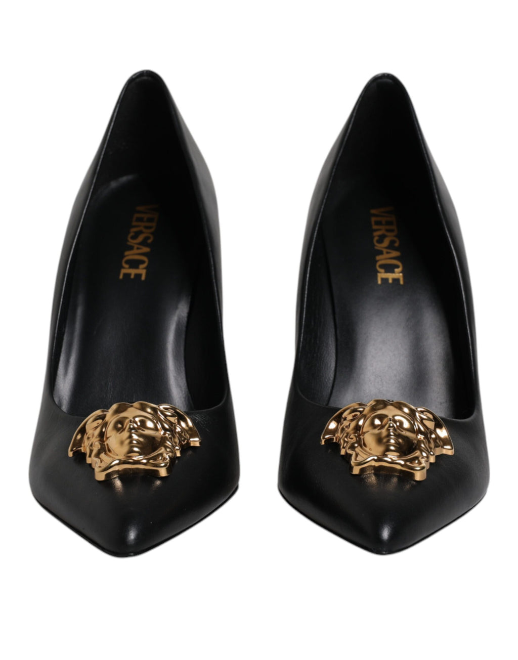 Versace – Pumps mit Logo-Schild aus schwarzem Leder
