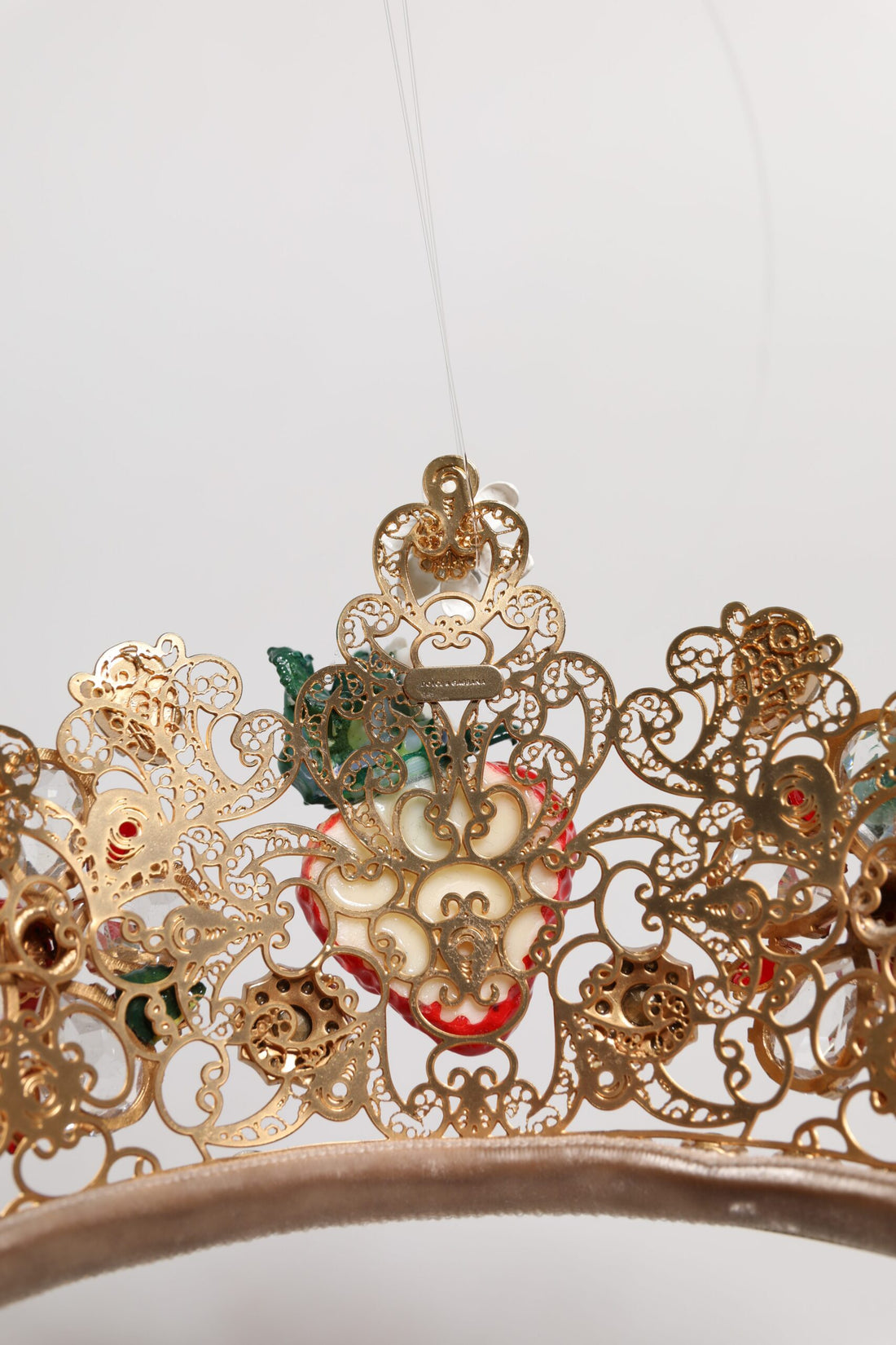 Dolce &amp; Gabbana – Mehrfarbige Tiara mit Blumen- und Erdbeermotiv und Kristallverzierung