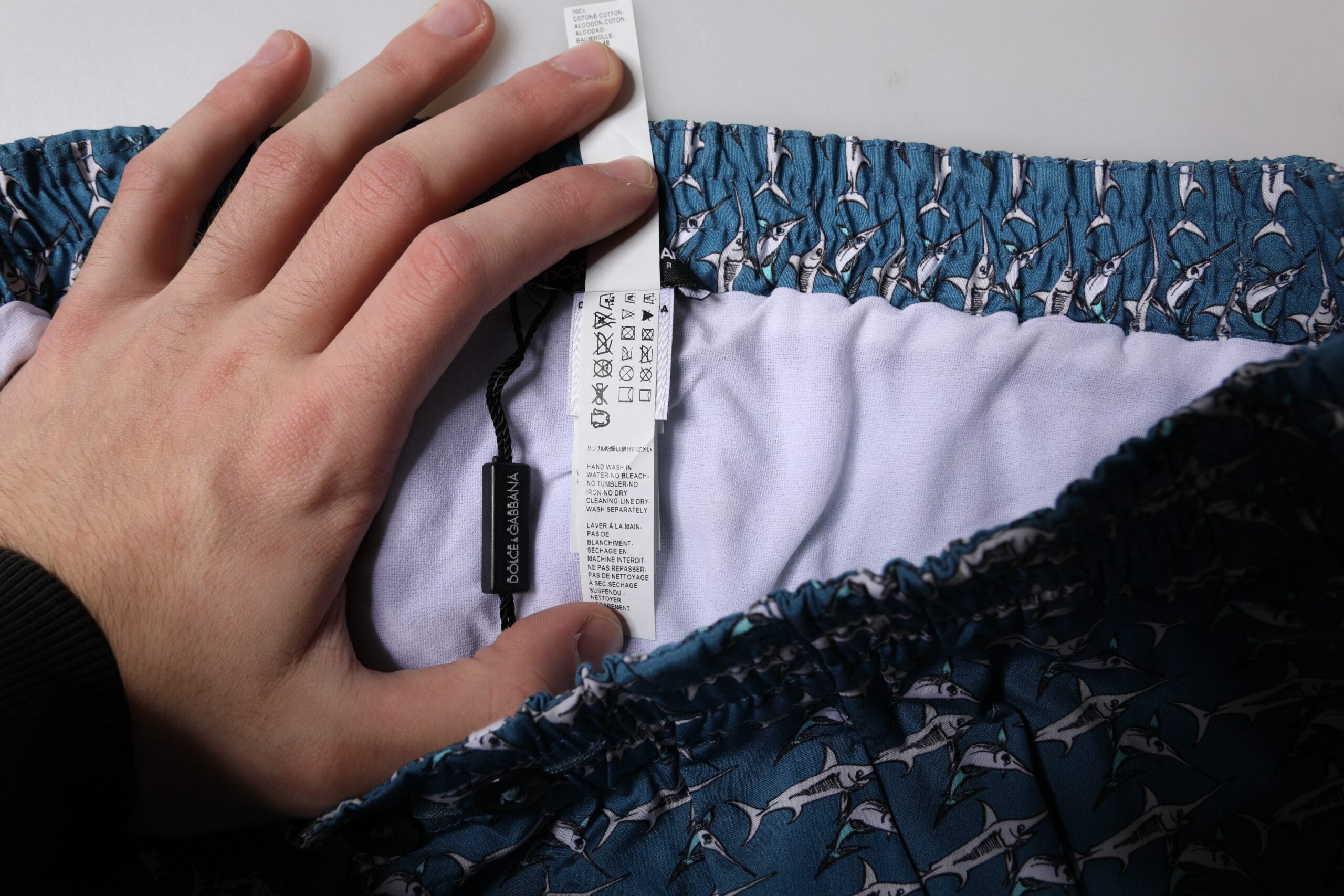 Dolce &amp; Gabbana – Kurze Strandmode mit blauem Hai-Print