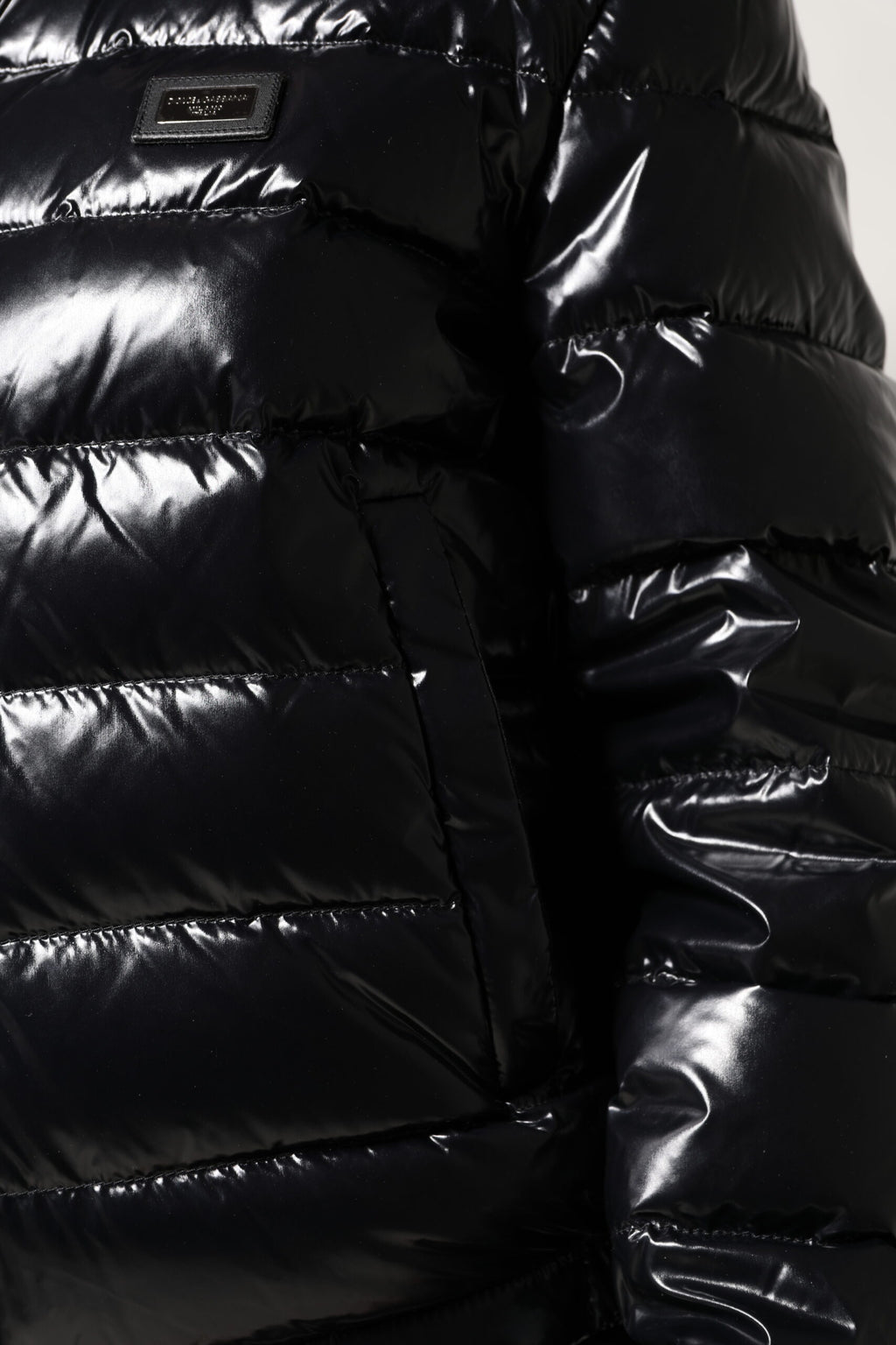 Dolce &amp; Gabbana – Pufferjacke mit durchgehendem Reißverschluss und schwarzem Logo-Schild