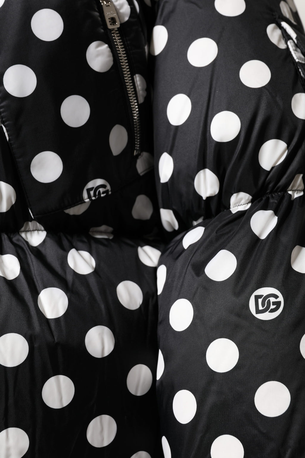Dolce &amp; Gabbana – Pufferjacke mit durchgehendem Reißverschluss und schwarzen und weißen Punkten