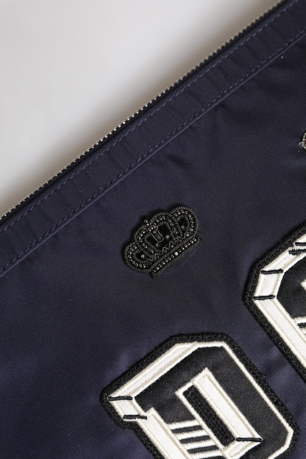 Pochette Dolce &amp; Gabbana bleue ornée d'un patch logo DG