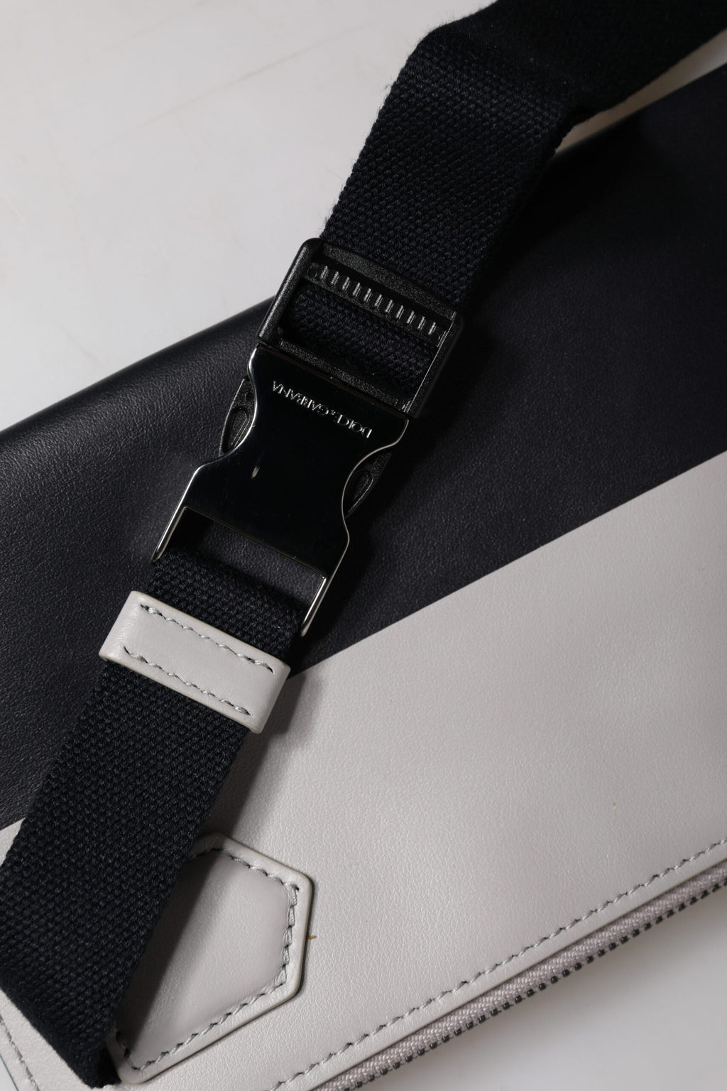 Sac bandoulière Dolce &amp; Gabbana en cuir noir et blanc avec logo en relief