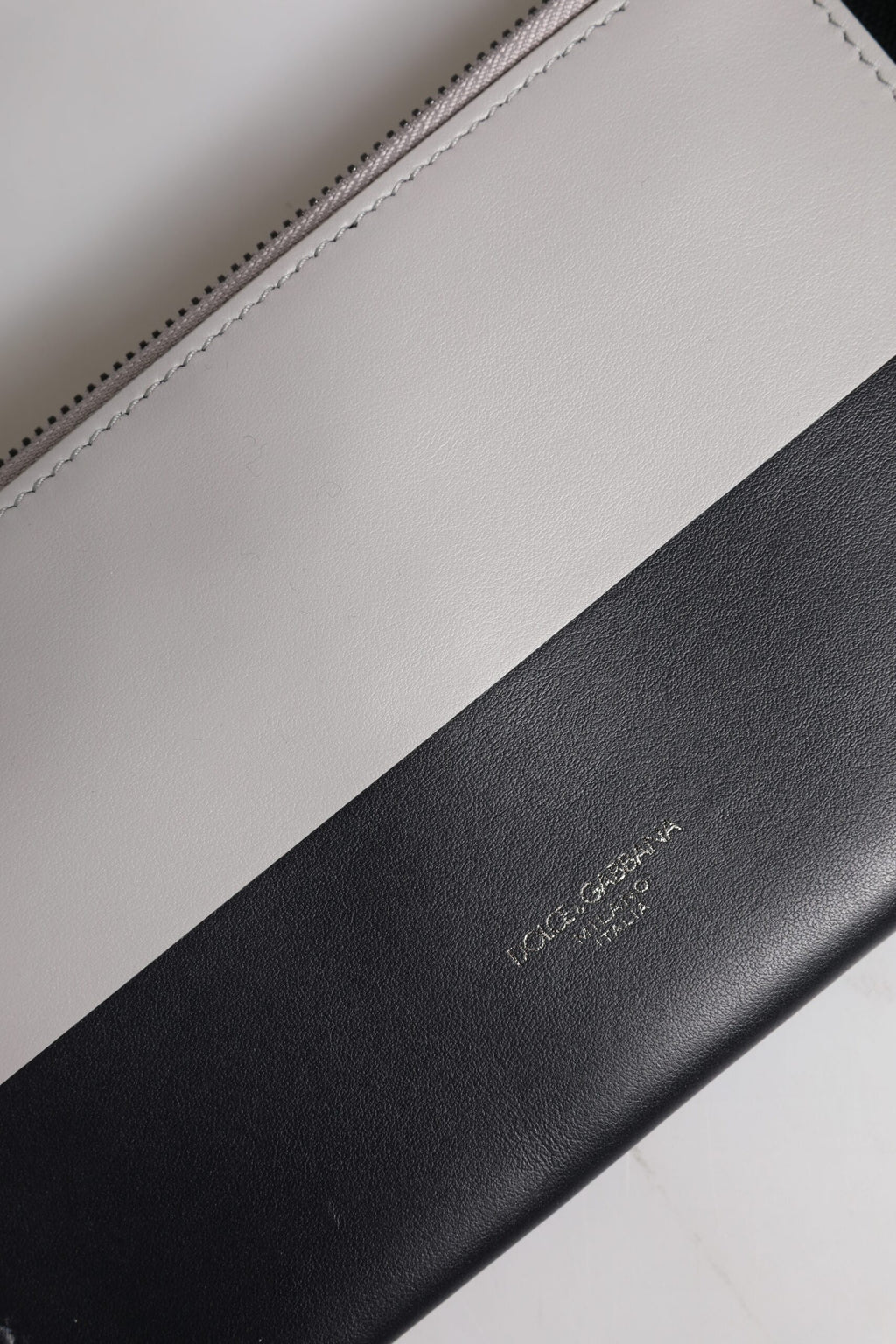 Sac bandoulière Dolce &amp; Gabbana en cuir noir et blanc avec logo en relief