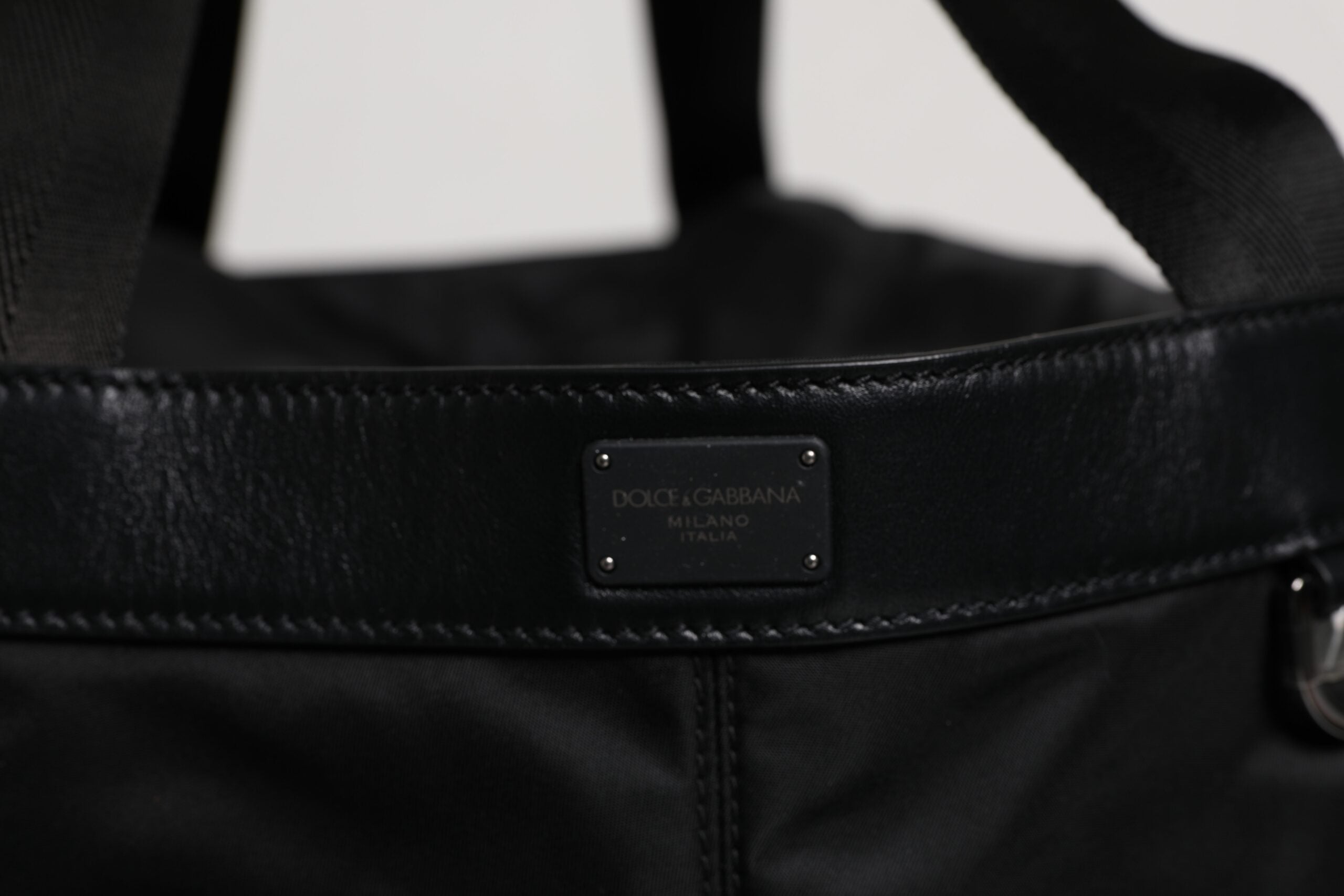 Sac seau à bandoulière Dolce &amp; Gabbana en nylon noir et blanc avec logo emblématique