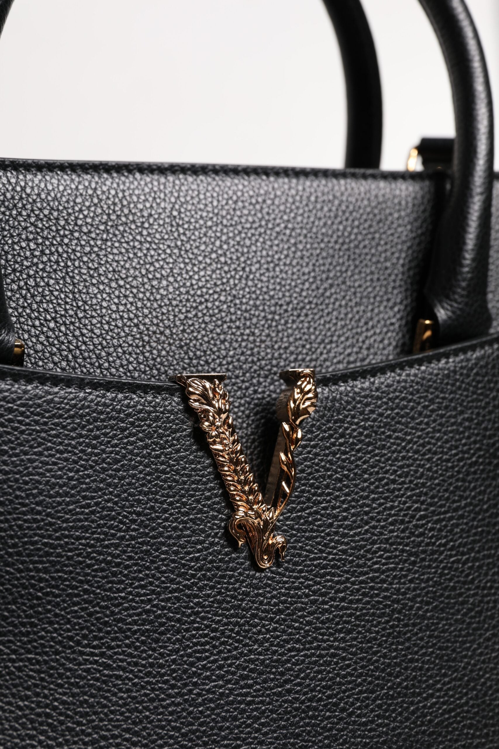Versace – Große Umhängetasche aus schwarzem Leder mit Tragegriff
