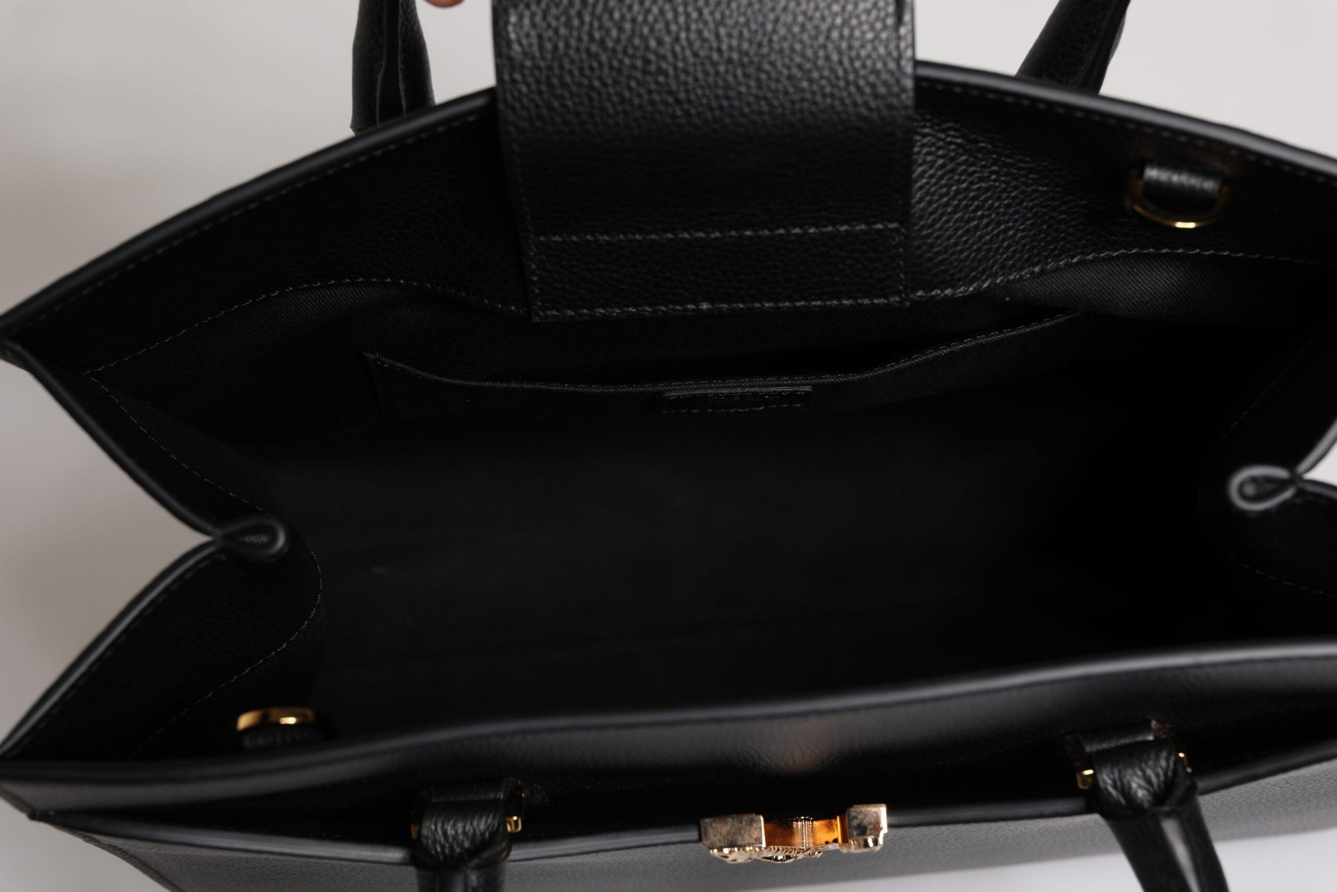Versace – Große Umhängetasche aus schwarzem Leder mit Tragegriff