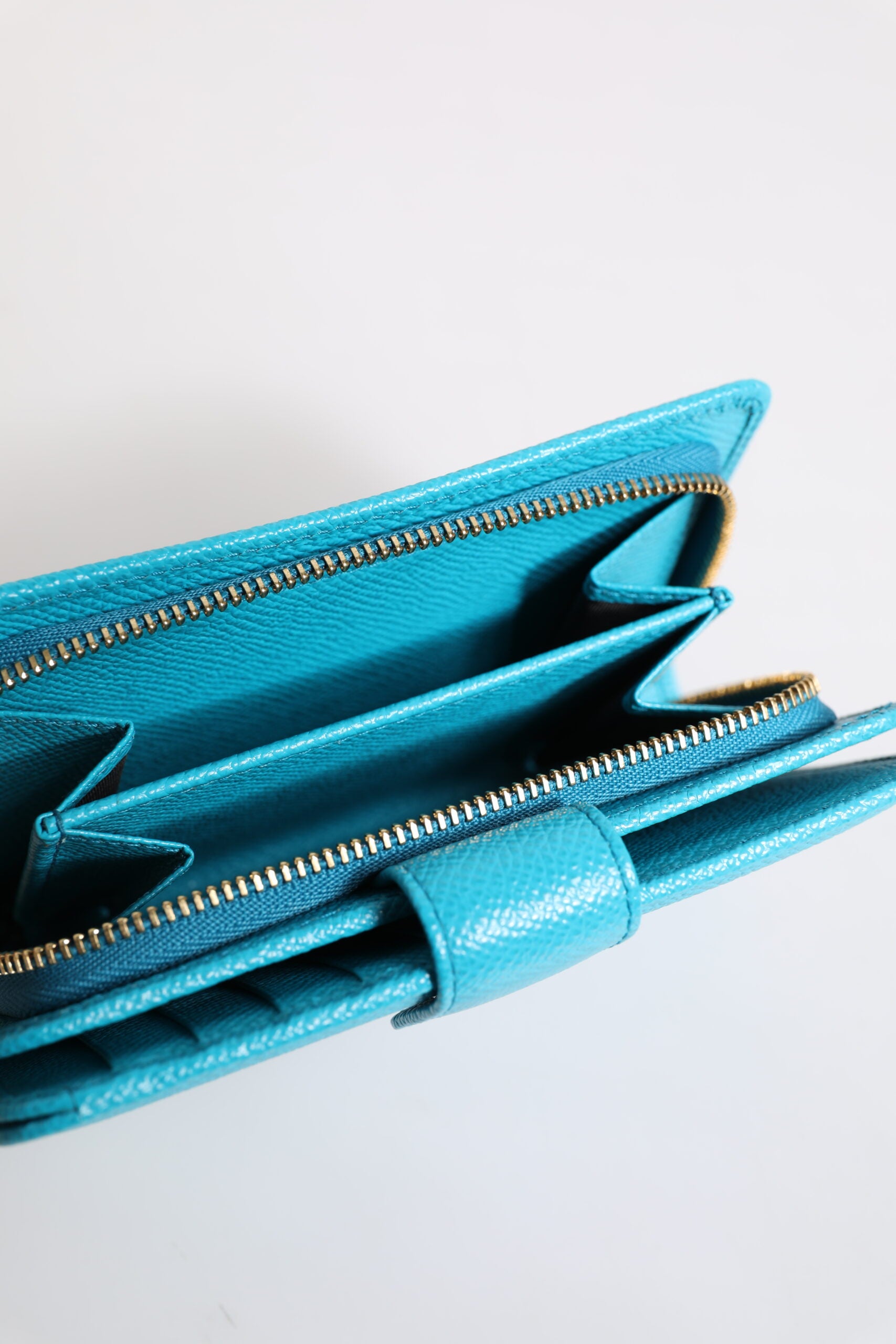 Portefeuille continental à deux volets en cuir bleu clair Dolce &amp; Gabbana