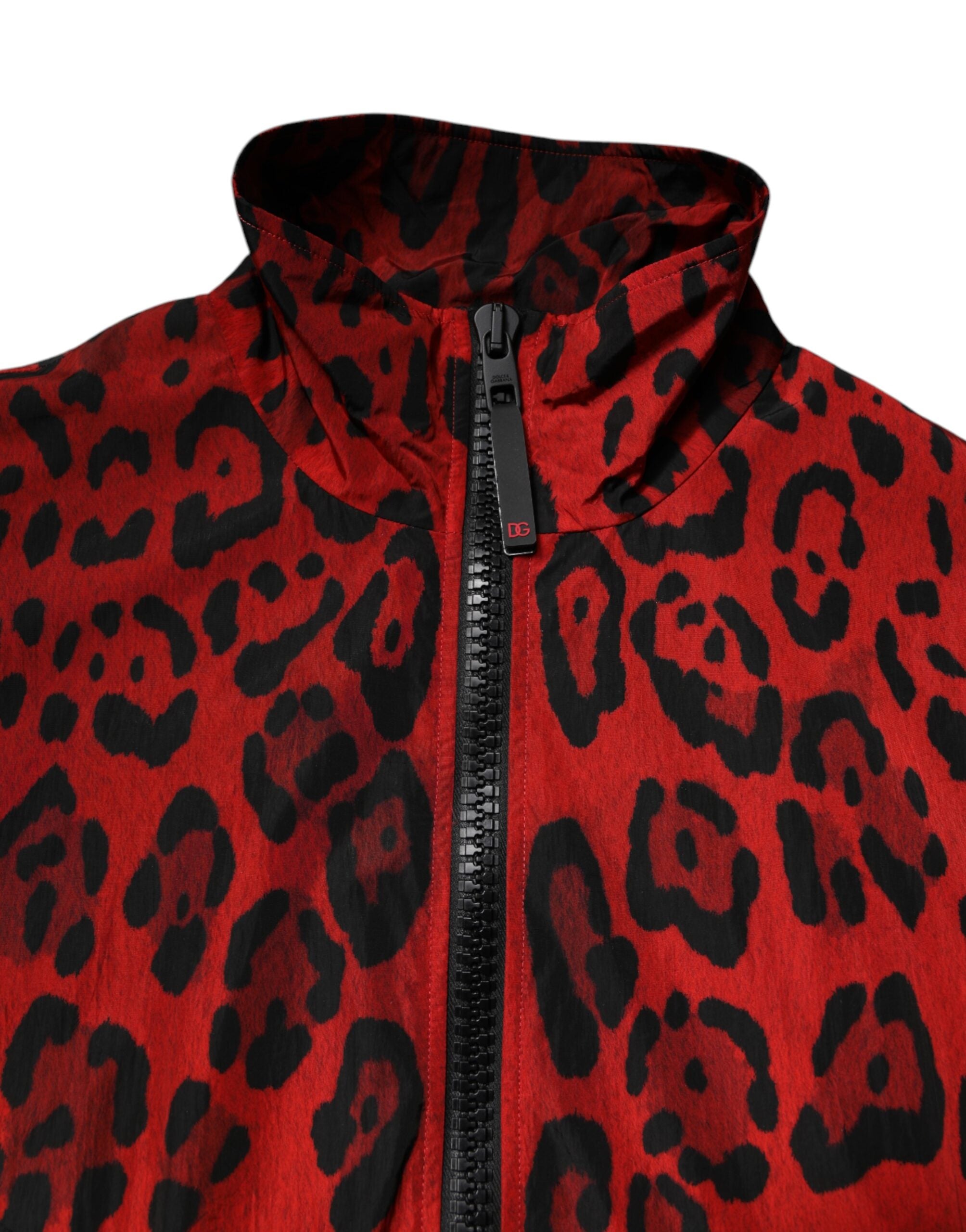 Dolce &amp; Gabbana Blouson aviateur en nylon à imprimé léopard rouge et fermeture éclair intégrale