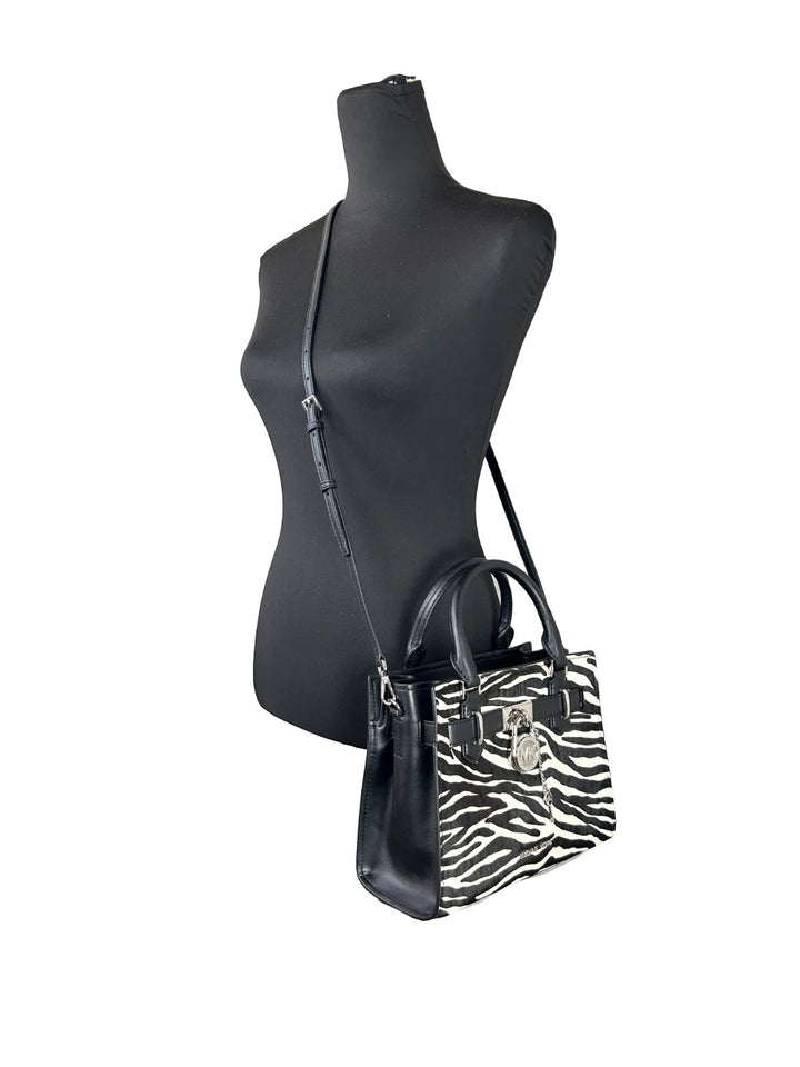 Michael Kors Hamilton Kleine Umhängetasche aus Leder mit Zebra-Print, Schwarz/Weiß