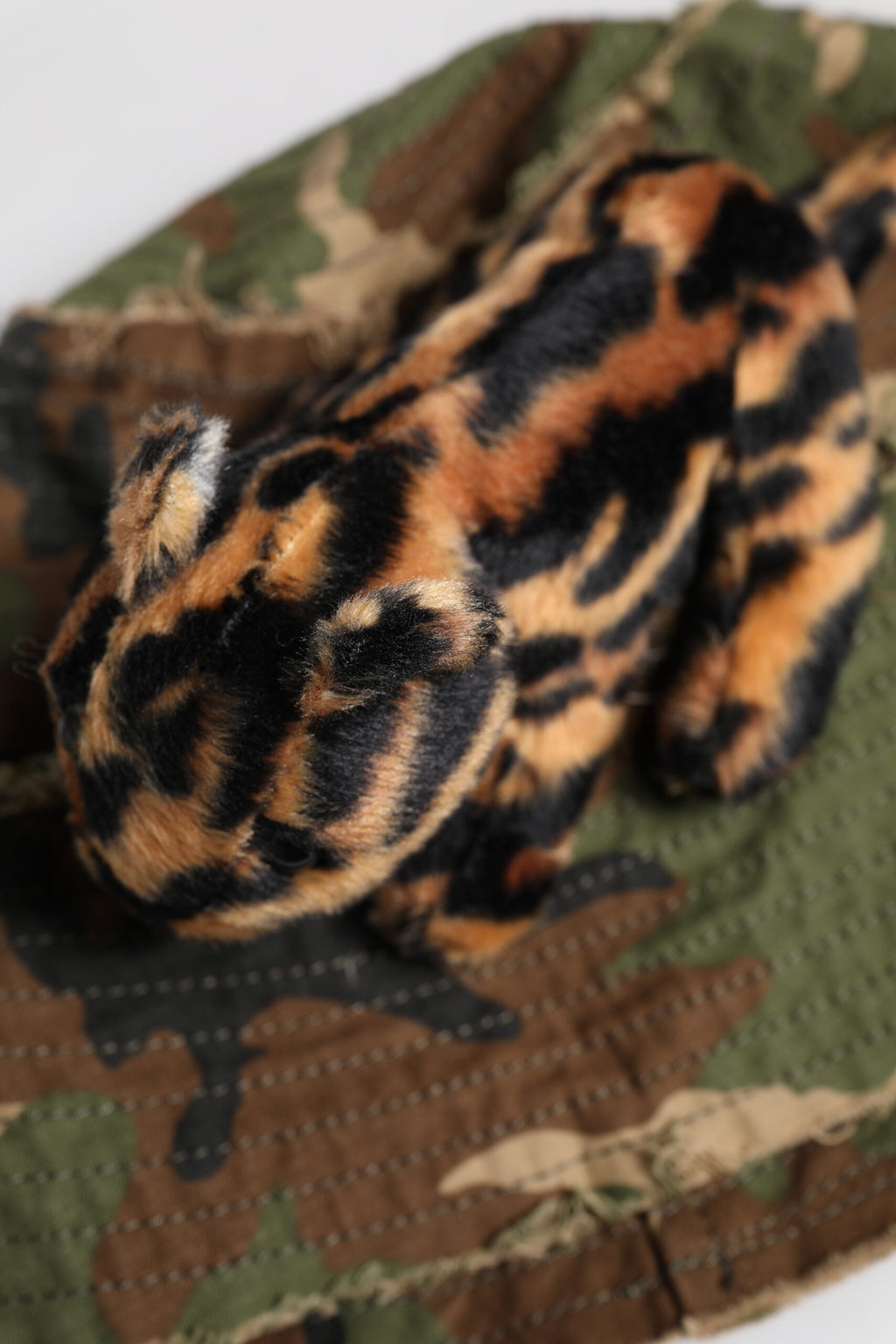Dolce &amp; Gabbana – Mehrfarbiger Fischerhut mit breiter Krempe und Leopardenverzierung