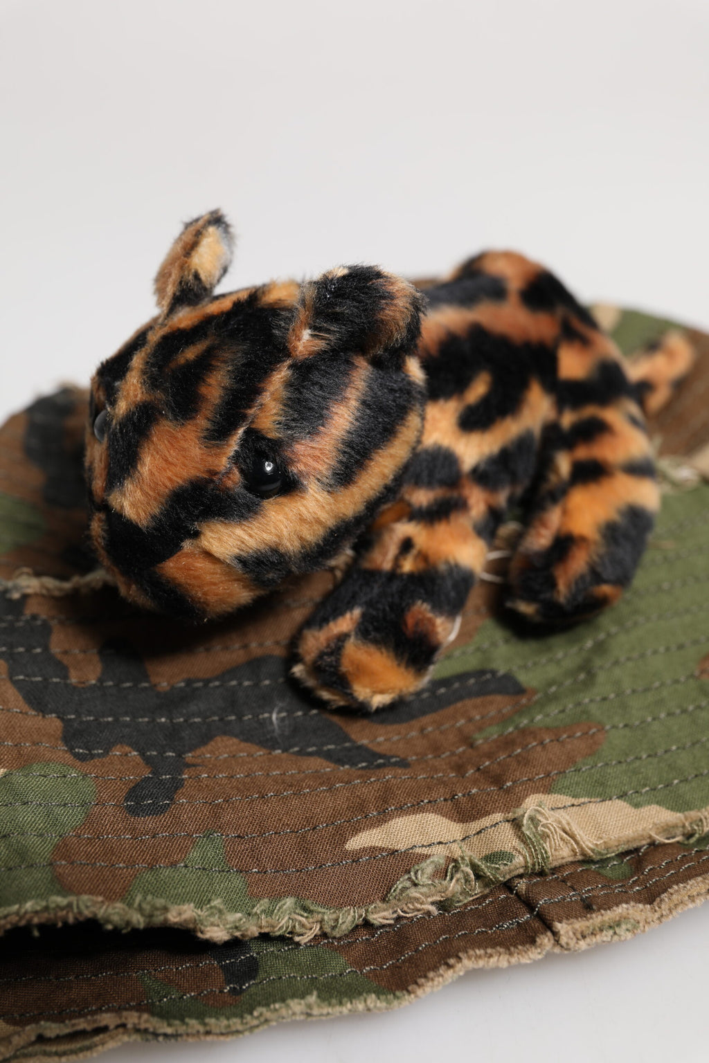 Dolce &amp; Gabbana – Mehrfarbiger Fischerhut mit breiter Krempe und Leopardenverzierung