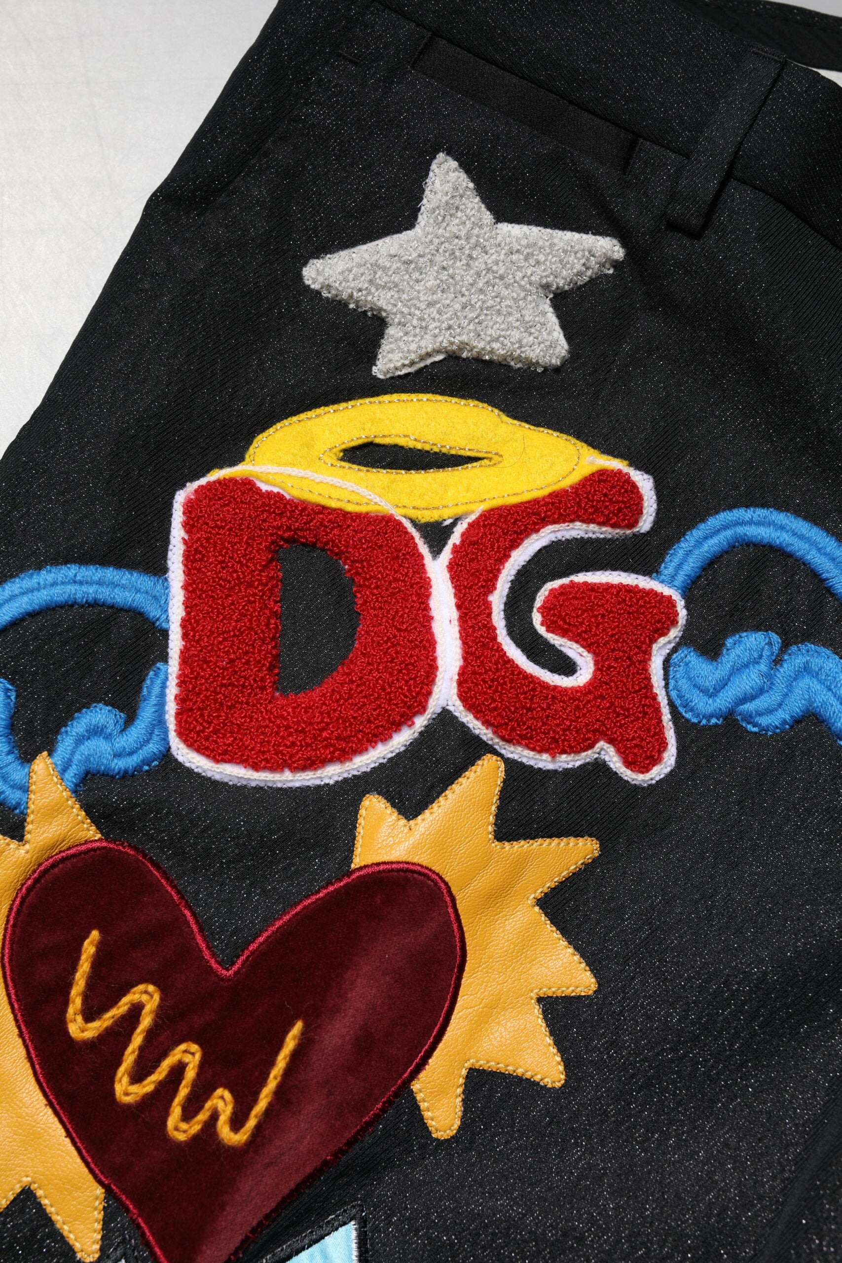Dolce &amp; Gabbana Schwarze Hose mit grafischer Stickerei für Herren