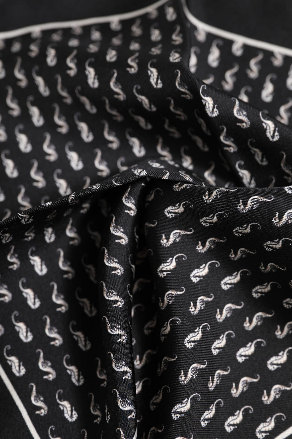 Foulard carré en soie Dolce &amp; Gabbana pour homme, motif hippocampe noir