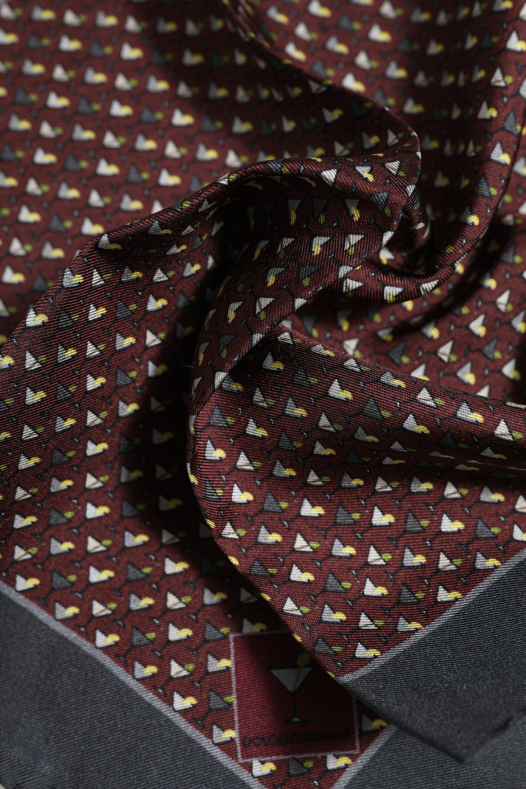 Dolce &amp; Gabbana – Kastanienbrauner quadratischer Foulard aus Cocktailseide