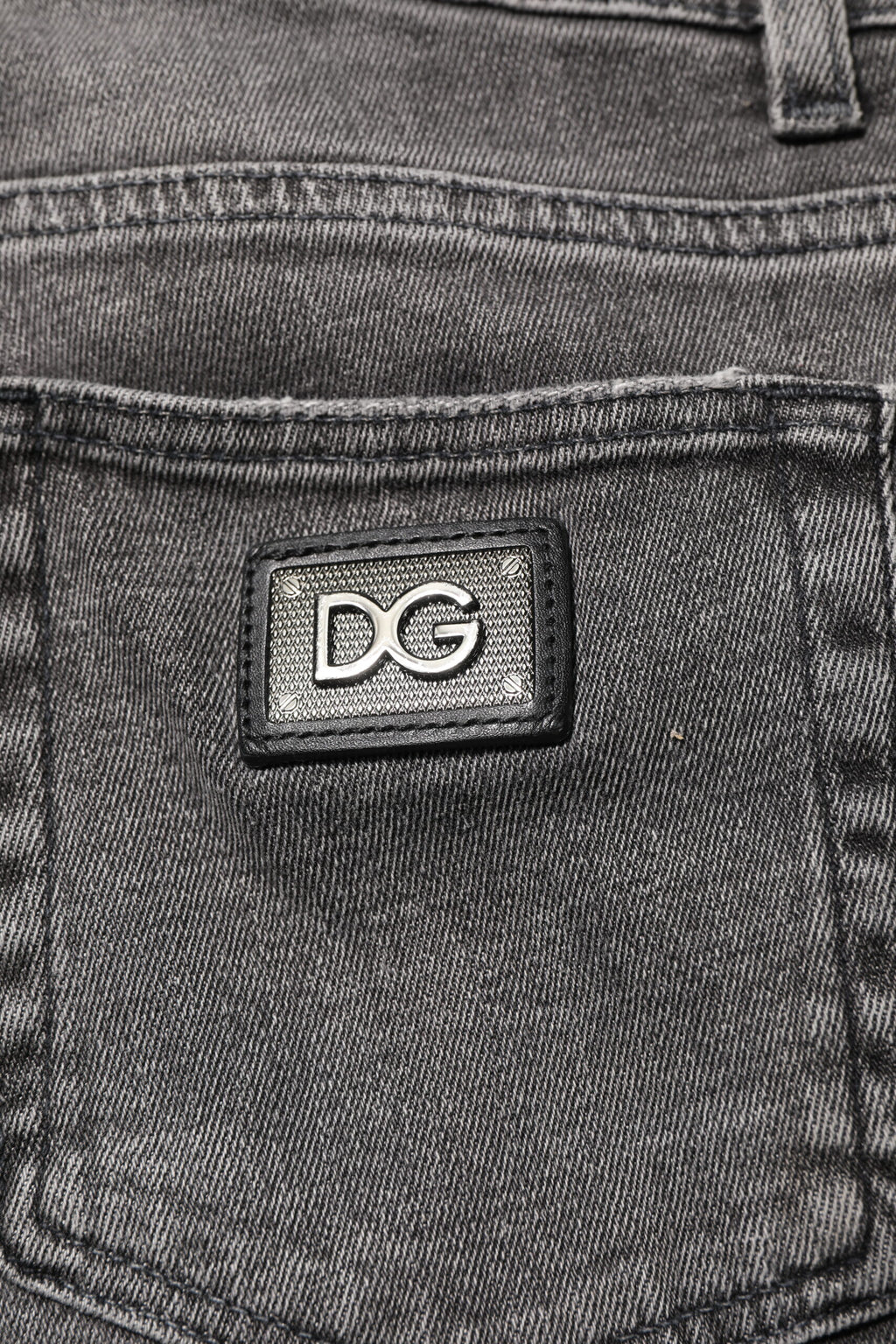 Jean en denim gris avec plaque logo Dolce &amp; Gabbana pour homme