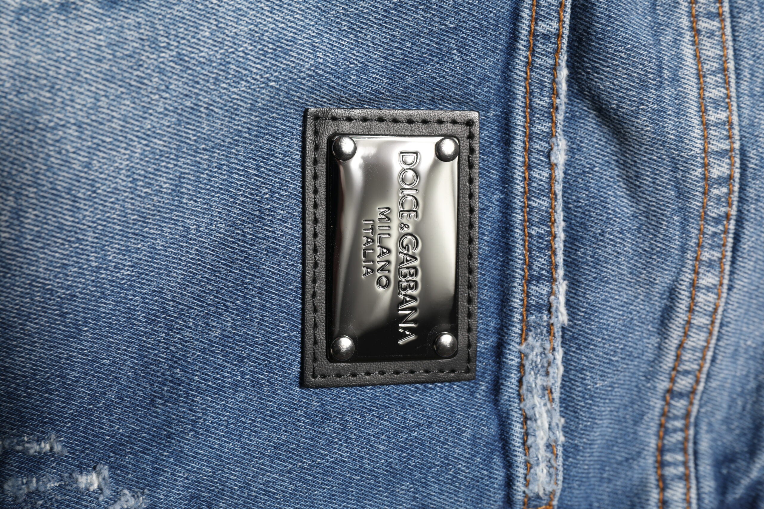 Jean en denim bleu délavé avec plaque logo Dolce &amp; Gabbana