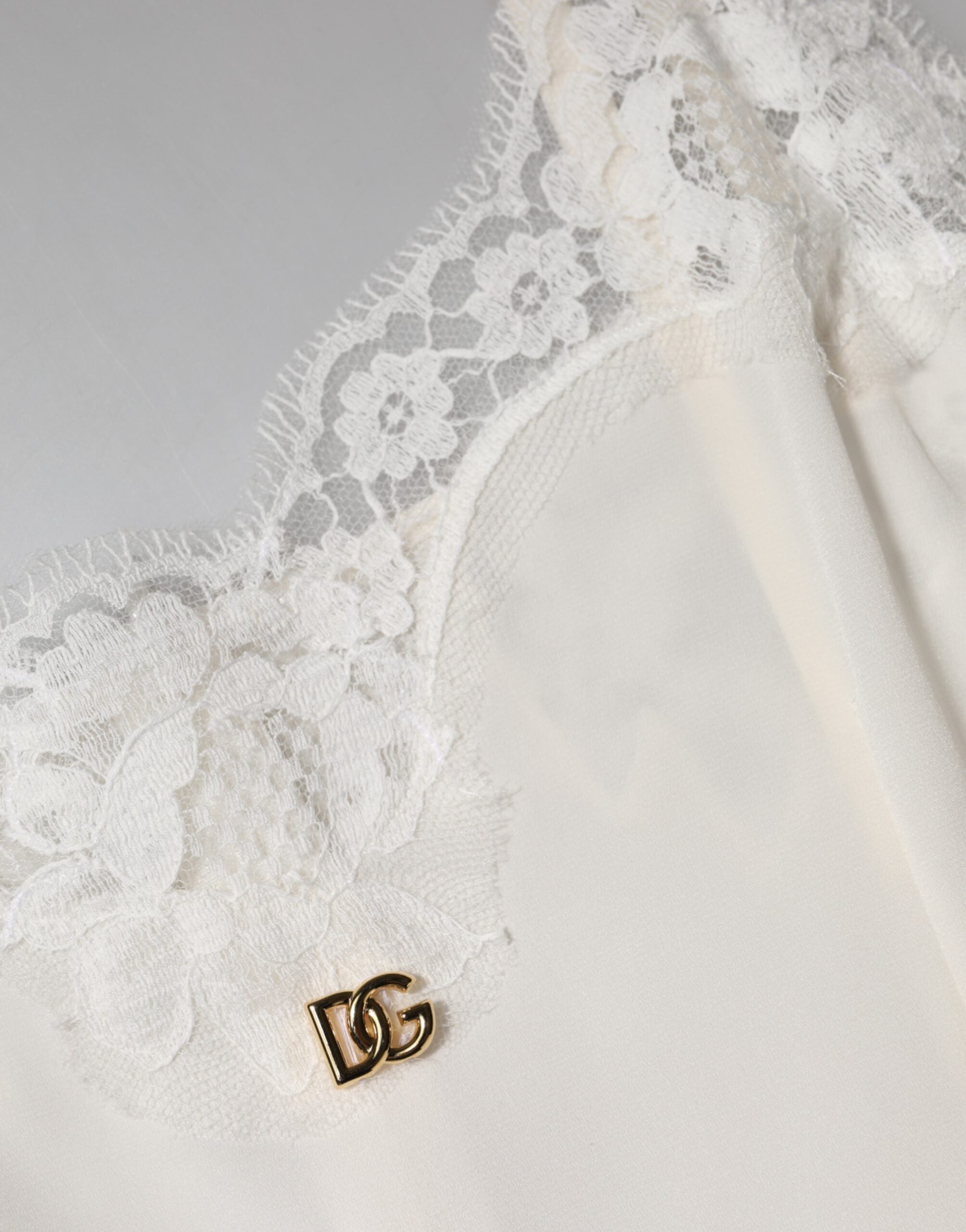 Robe de nuit en soie et dentelle blanche Dolce &amp; Gabbana avec logo DG doré