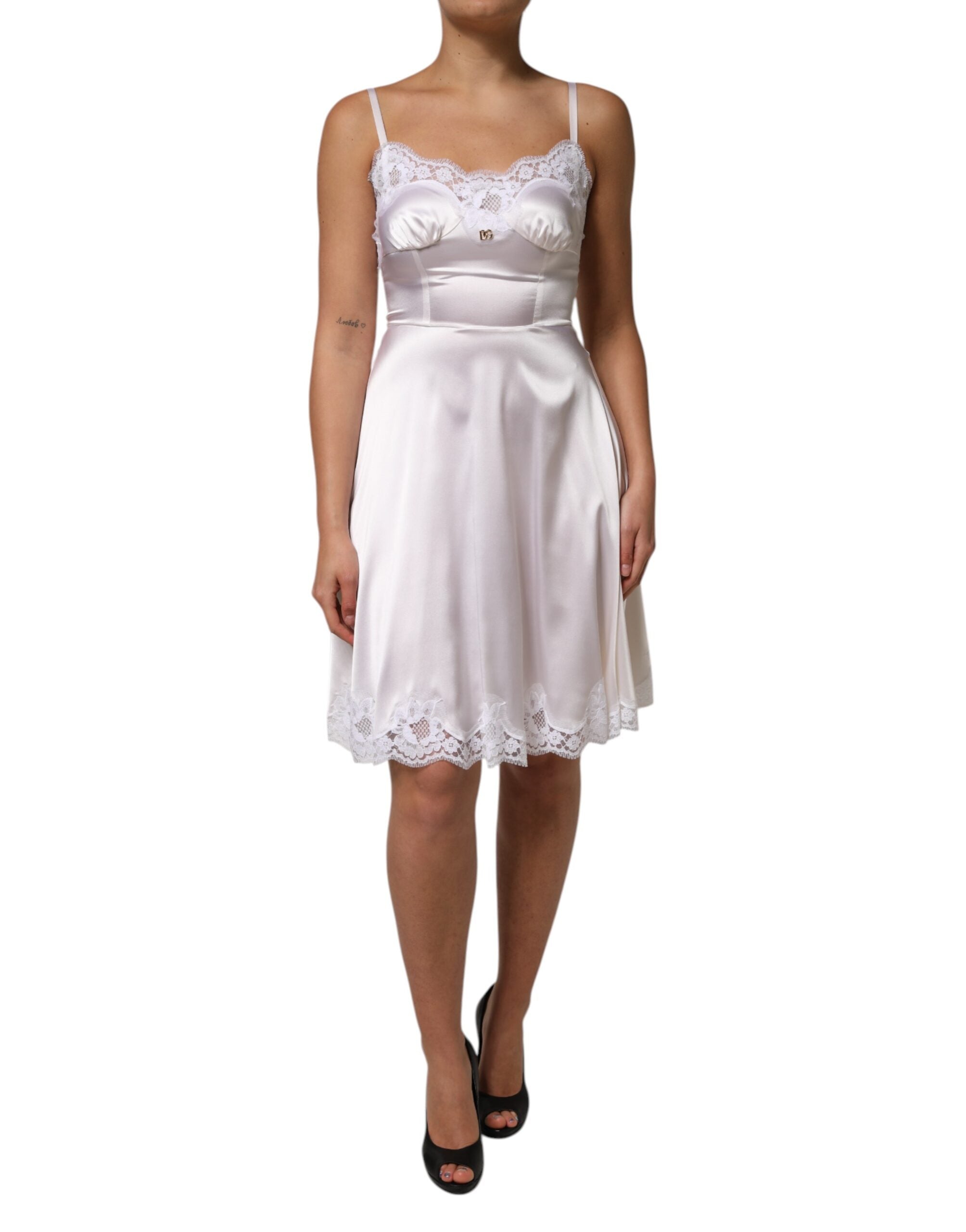 Robe de nuit en soie et dentelle blanche Dolce &amp; Gabbana avec logo DG doré