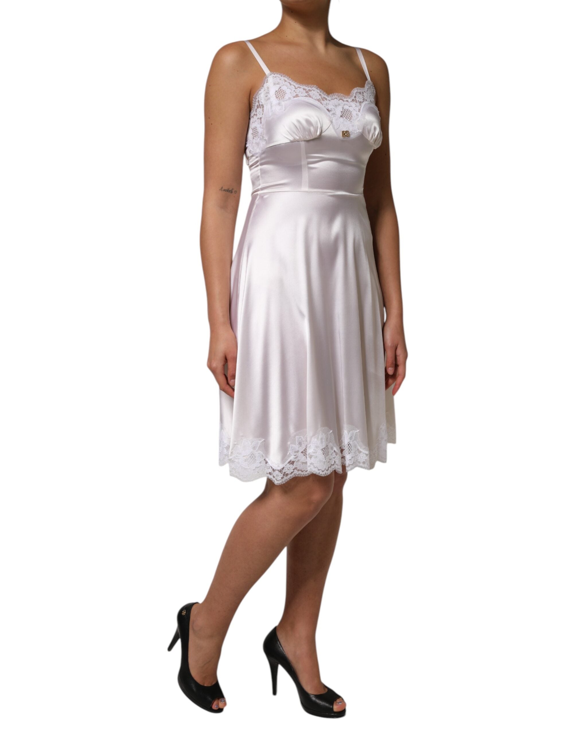 Robe de nuit en soie et dentelle blanche Dolce &amp; Gabbana avec logo DG doré