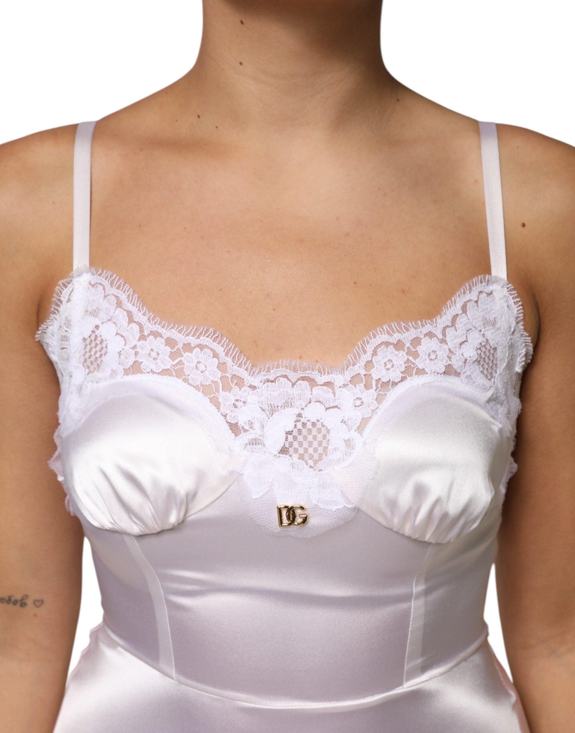 Robe de nuit en soie et dentelle blanche Dolce &amp; Gabbana avec logo DG doré