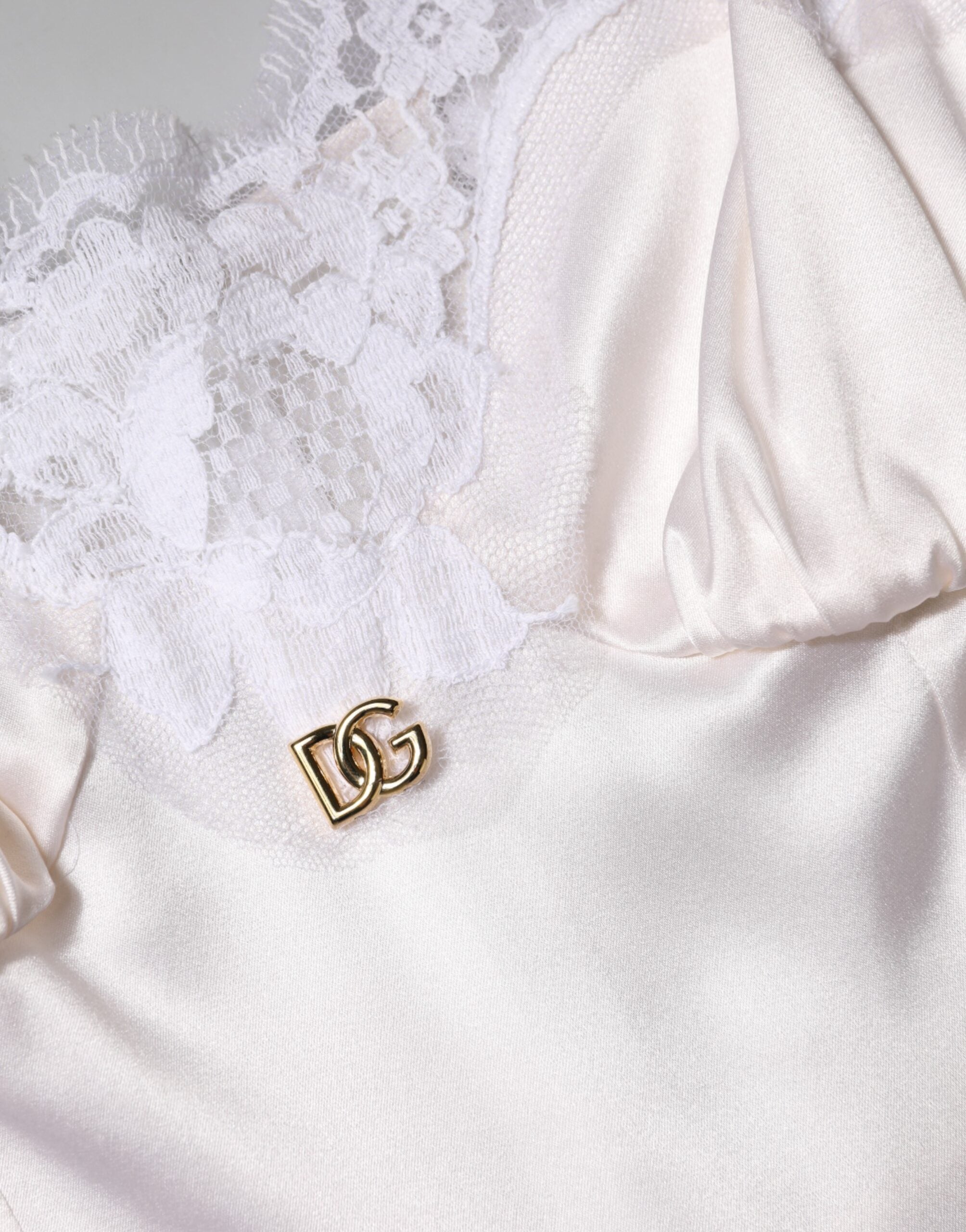 Robe de nuit en soie et dentelle blanche Dolce &amp; Gabbana avec logo DG doré