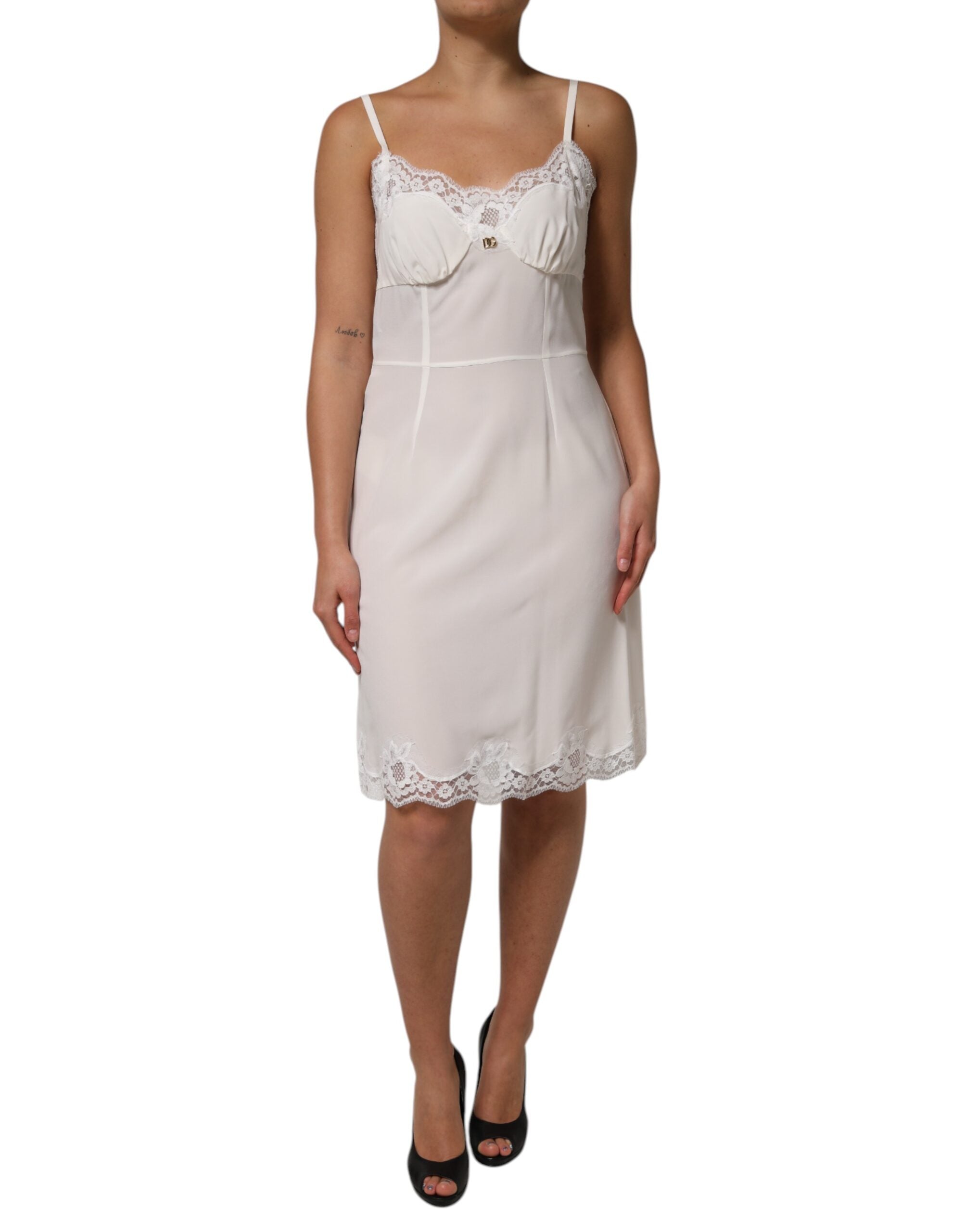 Robe de nuit en soie et dentelle blanche Dolce &amp; Gabbana avec logo DG doré