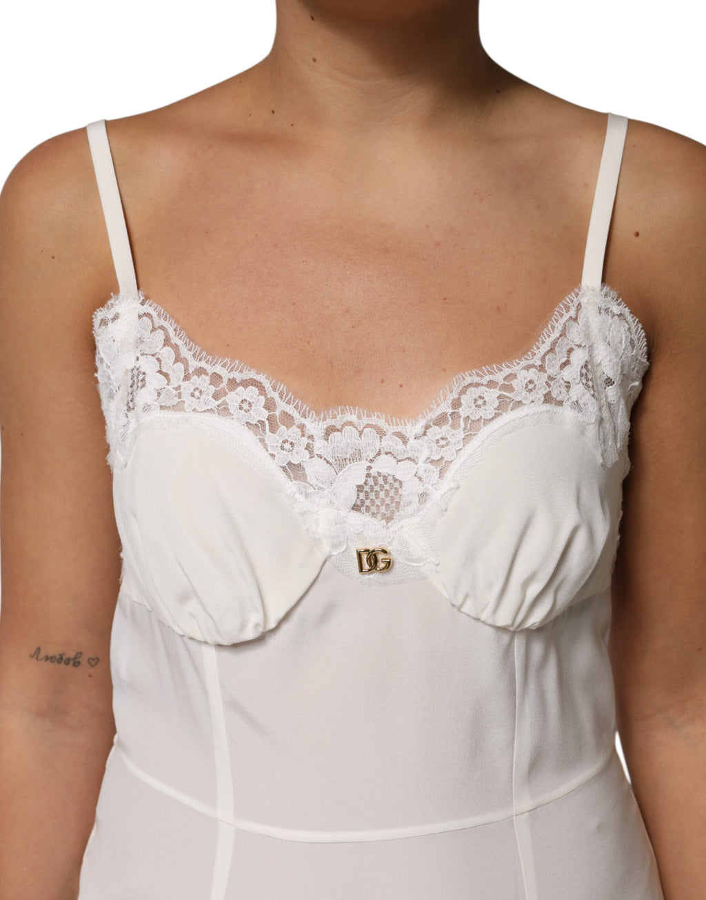 Robe de nuit en soie et dentelle blanche Dolce &amp; Gabbana avec logo DG doré