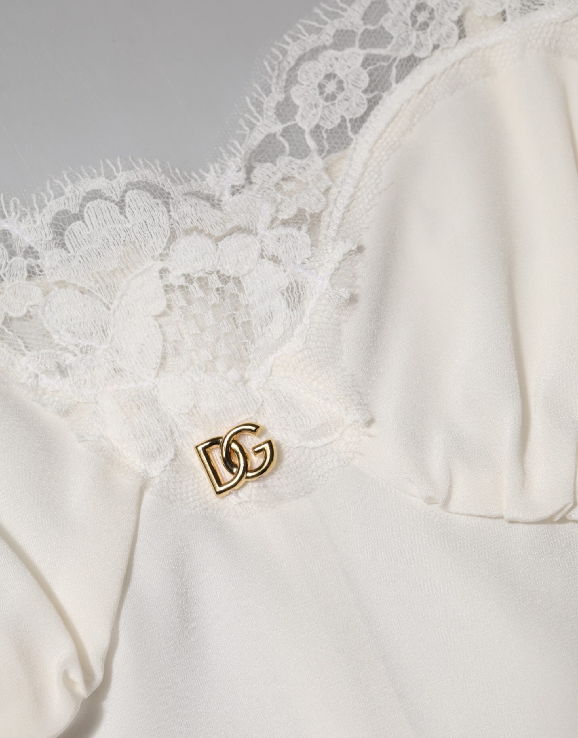 Robe de nuit en soie et dentelle blanche Dolce &amp; Gabbana avec logo DG doré