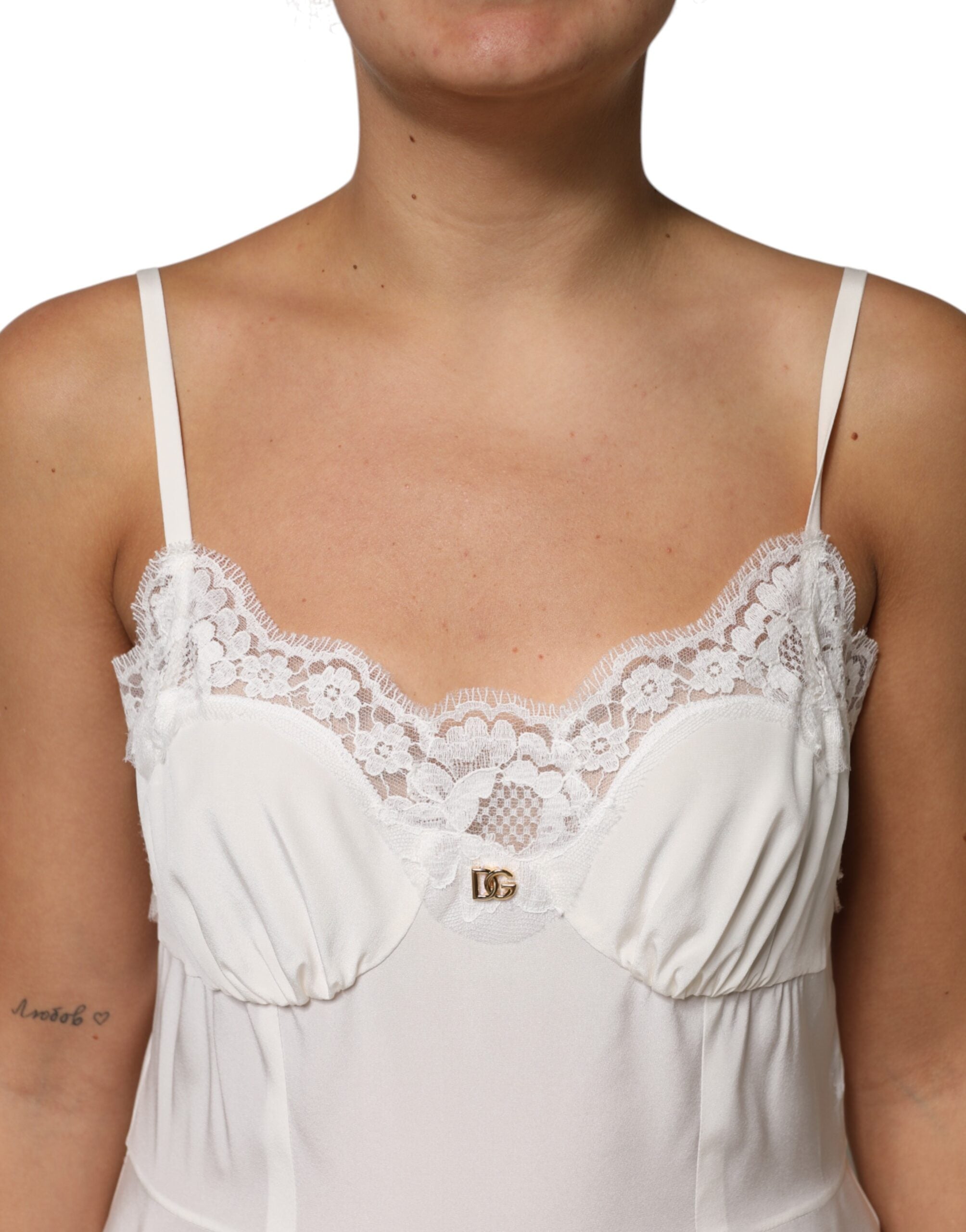 Robe de nuit en soie et dentelle blanche Dolce &amp; Gabbana avec logo DG doré