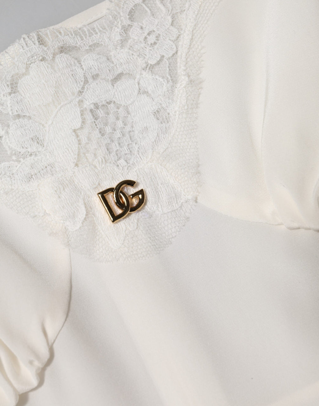 Robe de nuit en soie et dentelle blanche Dolce &amp; Gabbana avec logo DG doré
