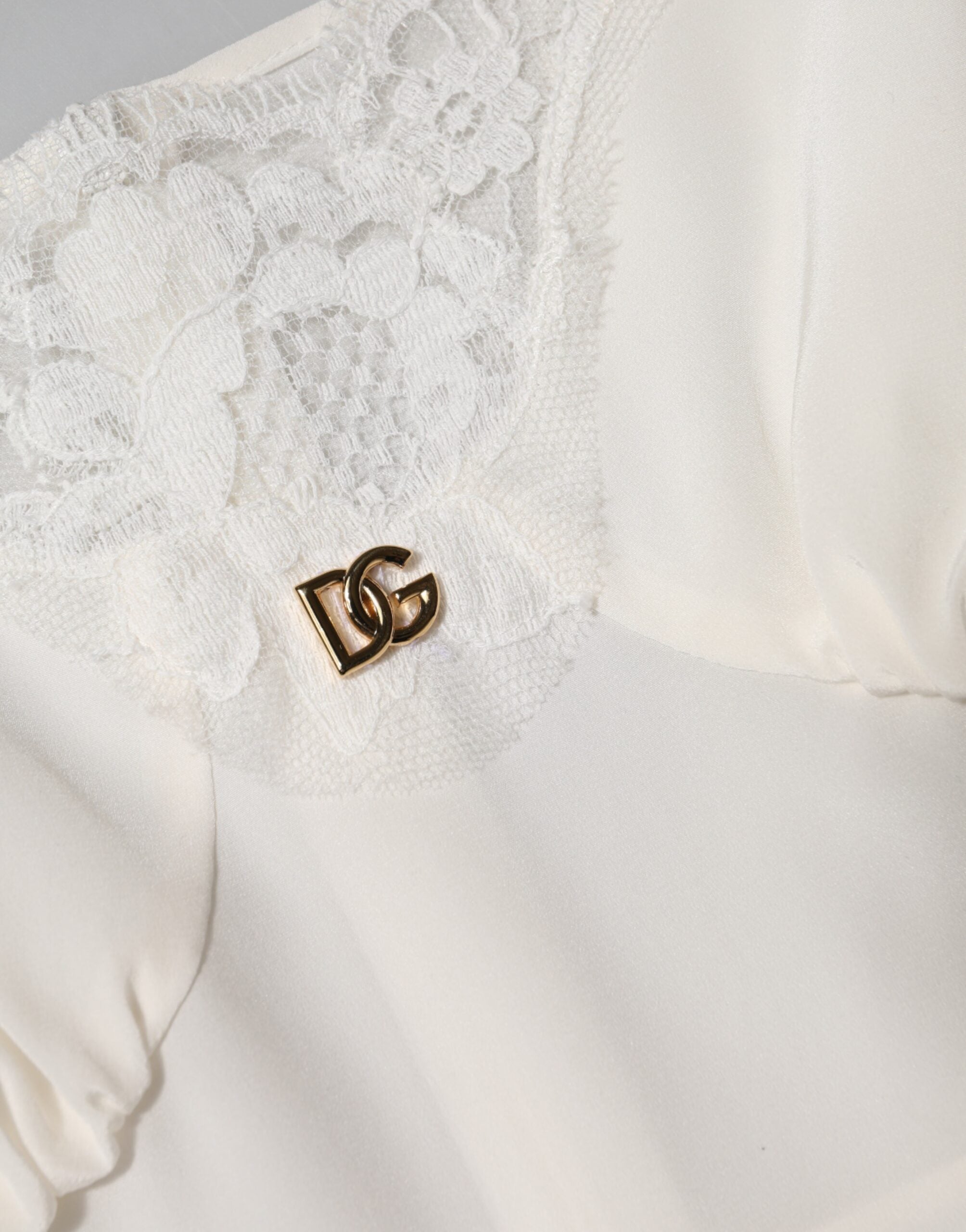 Robe de nuit en soie et dentelle blanche Dolce &amp; Gabbana avec logo DG doré