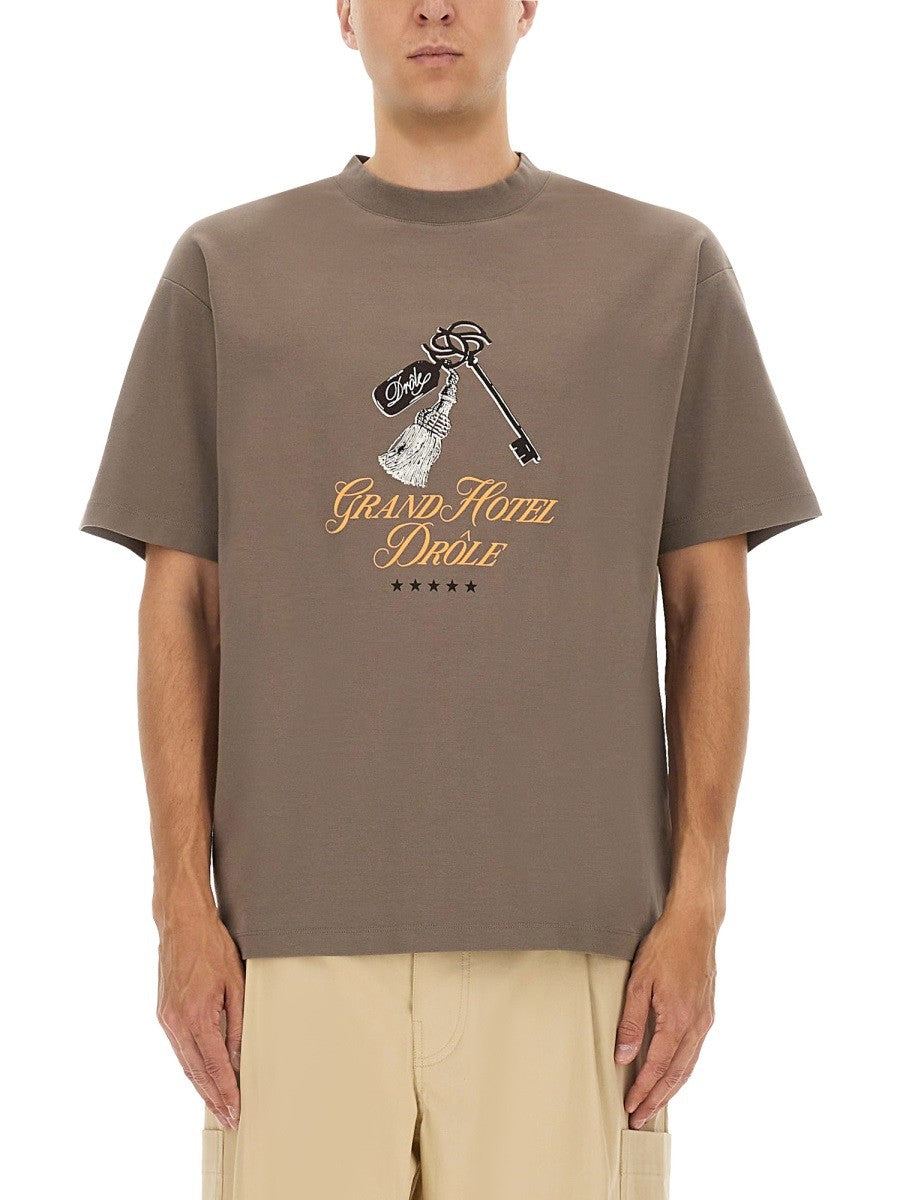 Drole De Monsieur GRAND HOTEL PRINT T-SHIRT