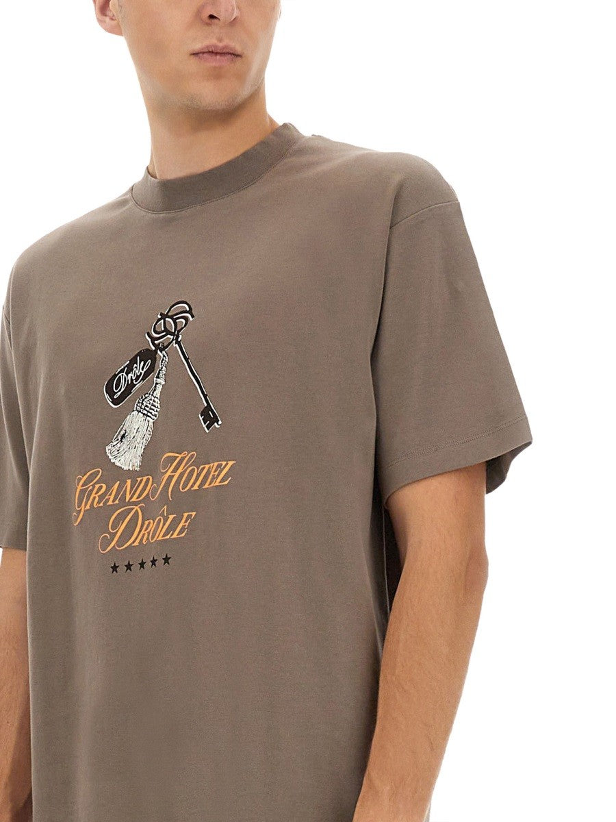 Drole De Monsieur GRAND HOTEL PRINT T-SHIRT